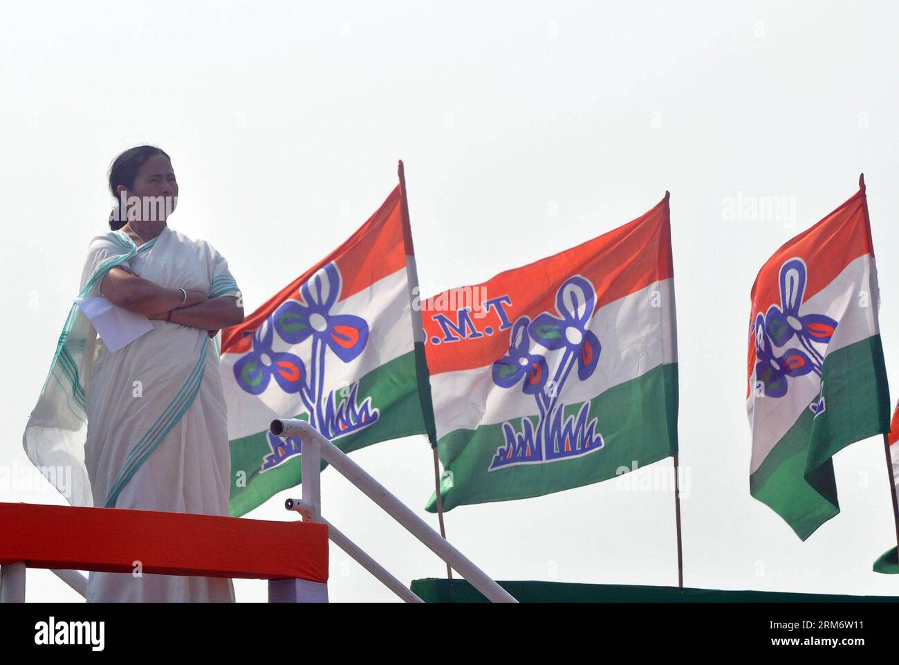 (140130) -- CALCUTTA, 30 gennaio 2014 (Xinhua) -- Mamata Banerjee, primo ministro dello stato del Bengala occidentale e leader del Partito del Congresso di Trinamool, guarda oltre mentre migliaia di membri del partito e sostenitori si uniscono a una manifestazione di massa quando il partito sbandiera la campagna per le prossime elezioni parlamentari indiane a Calcutta, capitale dello stato dell'India orientale, Bengala Occidentale, 30 gennaio 2014. (Xinhua/Stringer) INDIA-CALCUTTA-TRINAMOOL CONGRESS PARTY-RALLY PUBLICATIONxNOTxINxCHN Calcutta Jan 30 2014 XINHUA Mamata Banerjee Chief Minister of WEST Bengal State and Congress Party leader look over as thousands of Party Foto Stock