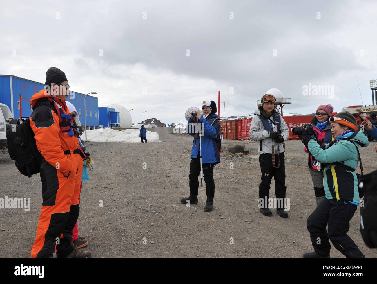 (140201) -- A BORDO DI XUELONG, 1 febbraio 2014 (Xinhua) -- i turisti cinesi scattano foto con i membri della squadra di esplorazione antartica cinese presso la stazione della grande Muraglia in Antartide, 31 gennaio 2014. Un gruppo di più di cento membri provenienti dalla Cina si è recato al Polo Sud. (Xinhua/Zhang Jiansong) (wf) ANTARTIDE-TOURISM-CHINA (CN) PUBLICATIONxNOTxINxCHN a bordo di XUELONG 1 febbraio 2014 i turisti cinesi di XINHUA scattano foto con i membri del team di esplorazione antartica cinese PRESSO la stazione della grande Muraglia in Antartide gennaio 31 2014 un gruppo di oltre cento membri provenienti dalla Cina si è recato Foto Stock