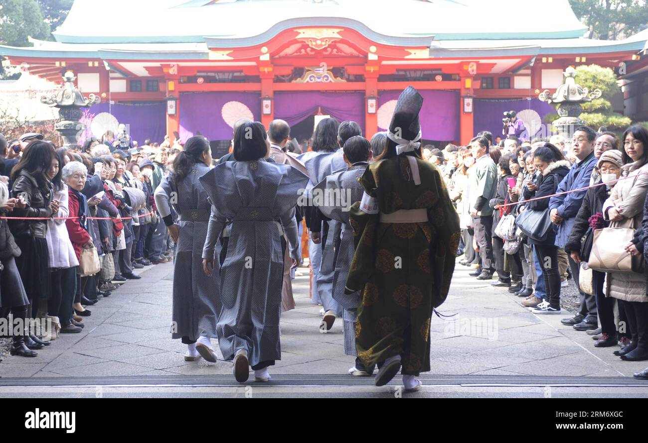 (140203) -- TOKYO, 3 febbraio 2014 (Xinhua) -- la gente partecipa a una cerimonia di lancio dei fagioli per scacciare il male e portare fortuna al santuario Hie di Tokyo, in Giappone, 3 febbraio 2014. Circa 700 persone hanno partecipato a questo evento annuale. (Xinhua/Stringer) JAPAN-TOKYO-BEAN THROWING PUBLICATIONxNOTxINxCHN Tokyo Feb 3 2014 le celebrità di XINHUA partecipano a una cerimonia di lancio dei fagioli per scacciare il male e portare fortuna AL santuario Hie di Tokyo Giappone Feb 3 2014 circa 700 celebrità hanno preso parte a questo evento annuale XINHUA Stringer Japan Tokyo Bean Throwing PUBLICATIONXNOTXINXCHN Foto Stock