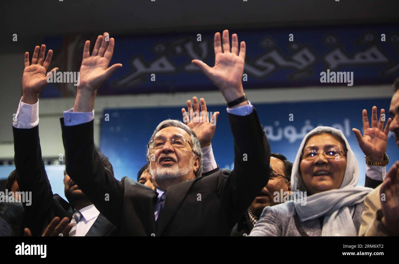 (140203) -- KABUL, 3 febbraio 2014 (Xinhua) -- il candidato presidenziale afghano Zalmai Rasoul (C) si rivolge ai suoi sostenitori dopo il suo discorso durante un raduno elettorale a Kabul, Afghanistan, il 3 febbraio 2014. Lunedì scorso, un ex ministro degli Esteri Zalmai Rasoul ha promesso di sostenere la libertà di stampa e di rafforzare la democrazia nell'Afghanistan post-talebano se vincerà le prossime elezioni.(Xinhua/Ahmad Massoud) AFGHANISTAN-KABUL-CAMPAGNA ELETTORALE PUBLICATIONxNOTxINxCHN Kabul 3 febbraio 2014 XINHUA il candidato presidenziale afghano Zalmai Rasoul C Waves ai suoi sostenitori dopo il suo discorso duri Foto Stock