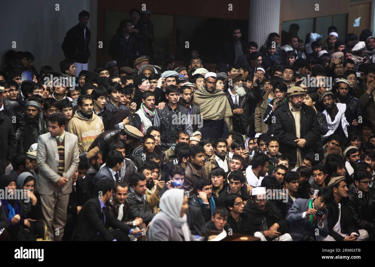 (140203) -- KABUL, 3 febbraio 2014 (Xinhua) -- i sostenitori del candidato presidenziale Zalmai Rasoul ascoltano il suo discorso durante un raduno elettorale a Kabul, Afghanistan, il 3 febbraio 2014. Lunedì scorso, un ex ministro degli Esteri Zalmai Rasoul ha promesso di sostenere la libertà di stampa e di rafforzare la democrazia nell'Afghanistan post-talebano se vincerà le prossime elezioni.(Xinhua/Ahmad Massoud) AFGHANISTAN-KABUL-CAMPAGNA ELETTORALE PUBLICATIONxNOTxINxCHN Kabul 3 febbraio 2014 XINHUA sostenitori del candidato presidenziale Zalmai Rasoul elenca al suo discorso durante la riunione ELETTORALE a Kabul Foto Stock