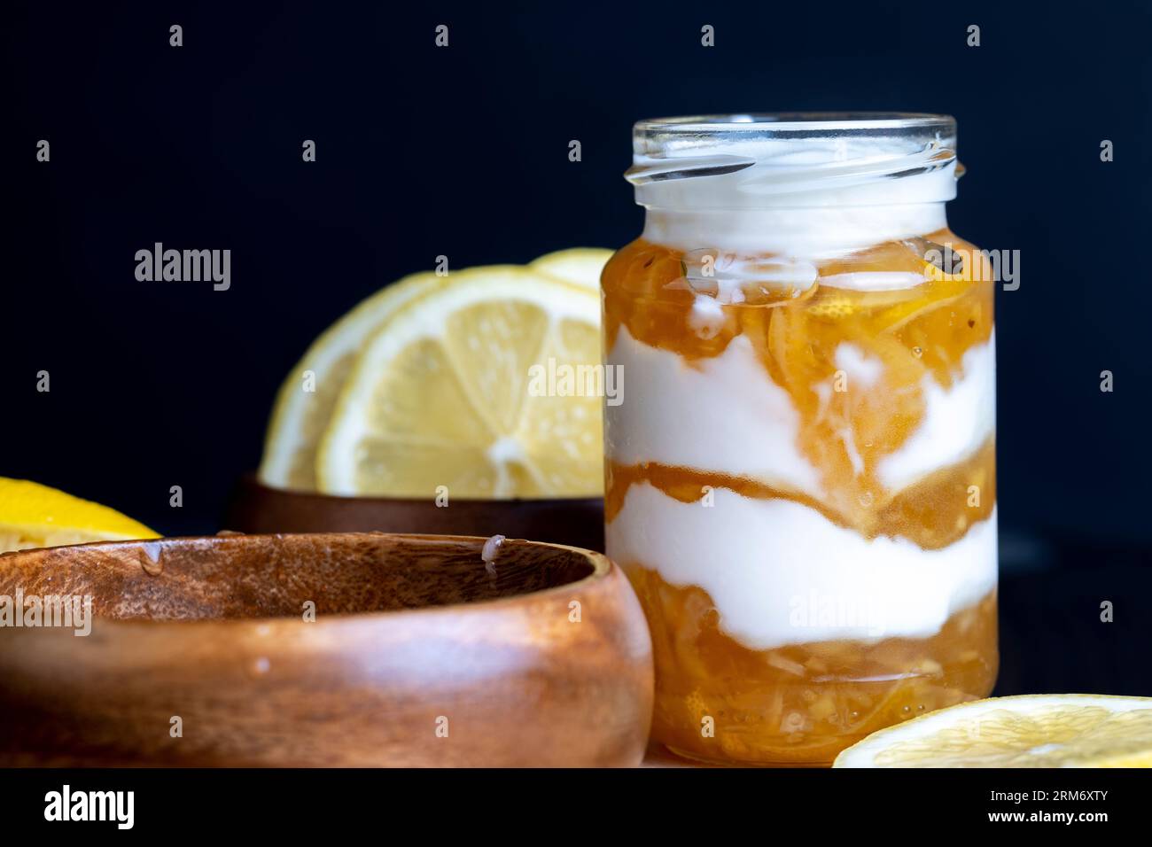 Yogurt a base di latte fresco con l'aggiunta di marmellata di limone dolce e limoni freschi , delizioso yogurt dal sapore di limone Foto Stock