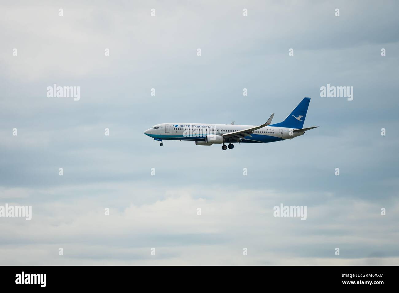 Bangkok, Thailandia - 26 agosto 2023: Le compagnie aeree Xiamen si preparano per l'atterraggio all'aeroporto di Suvarnabhumi, Thailandia. Trasporto aereo commerciale Foto Stock