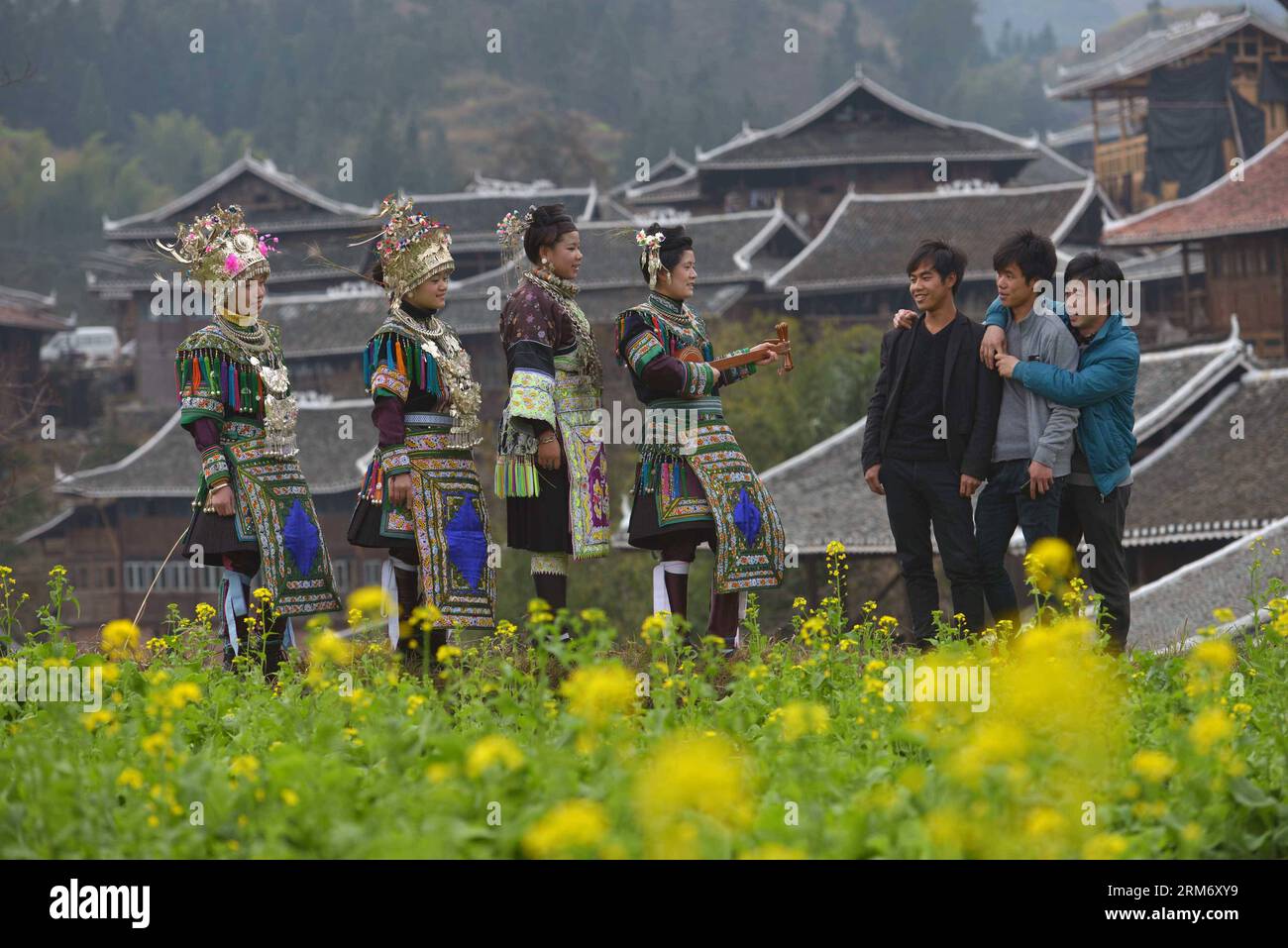 RONGJIANG - la gente del gruppo etnico Dong esegue canti antifonali nel villaggio di Baoli della contea di Rongjiang, nella provincia di Guizhou nella Cina sud-occidentale, 3 febbraio 2014. La gente del gruppo etnico Dong ha celebrato il Festival di primavera con canti e balli il lunedì. (Xinhua/Qin Gang) (zgp) CINA-GUIZHOU-DONG GRUPPO ETNICO-FESTIVAL PRIMAVERILE (CN) PUBLICATIONxNOTxINxCHN Rongjiang celebrità del gruppo etnico Dong eseguono CANTI antifonali nel villaggio Baoli della contea di Rongjiang nella provincia di Guizhou della Cina sud-occidentale 3 febbraio 2014 celebrità del gruppo etnico Dong hanno celebrato il Festival primaverile CANTANDO un Foto Stock