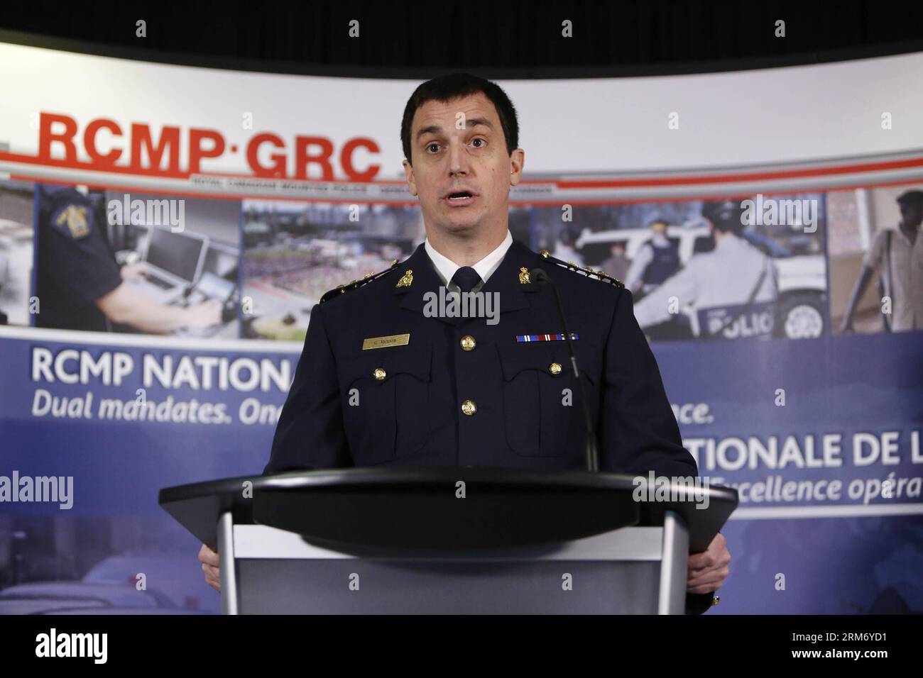 OTTAWA, 4 febbraio 2014 (Xinhua) -- il Commissario a cavallo della Royal Canadian Mounted Police (RCMP) Gilles Michaud rilascia una dichiarazione alla divisione nazionale RCMP di Ottawa, Canada, 4 febbraio 2014. La RCMP ha annunciato le accuse penali contro il senatore in pensione Mac Harb e ha sospeso il senatore Patrick Brazeau con un conteggio per violazione della fiducia e frode, l'ultimo sviluppo del cosiddetto scandalo del Senato . (Xinhua/David Kawai) CANADA-POLITICI-SENATO SPESE SCANDALO PUBLICATIONxNOTxINxCHN Ottawa 4 febbraio 2014 XINHUA Royal Canadian Mounted Police RCMP Assistente del Commissario Gilles Michaud Deliver Foto Stock