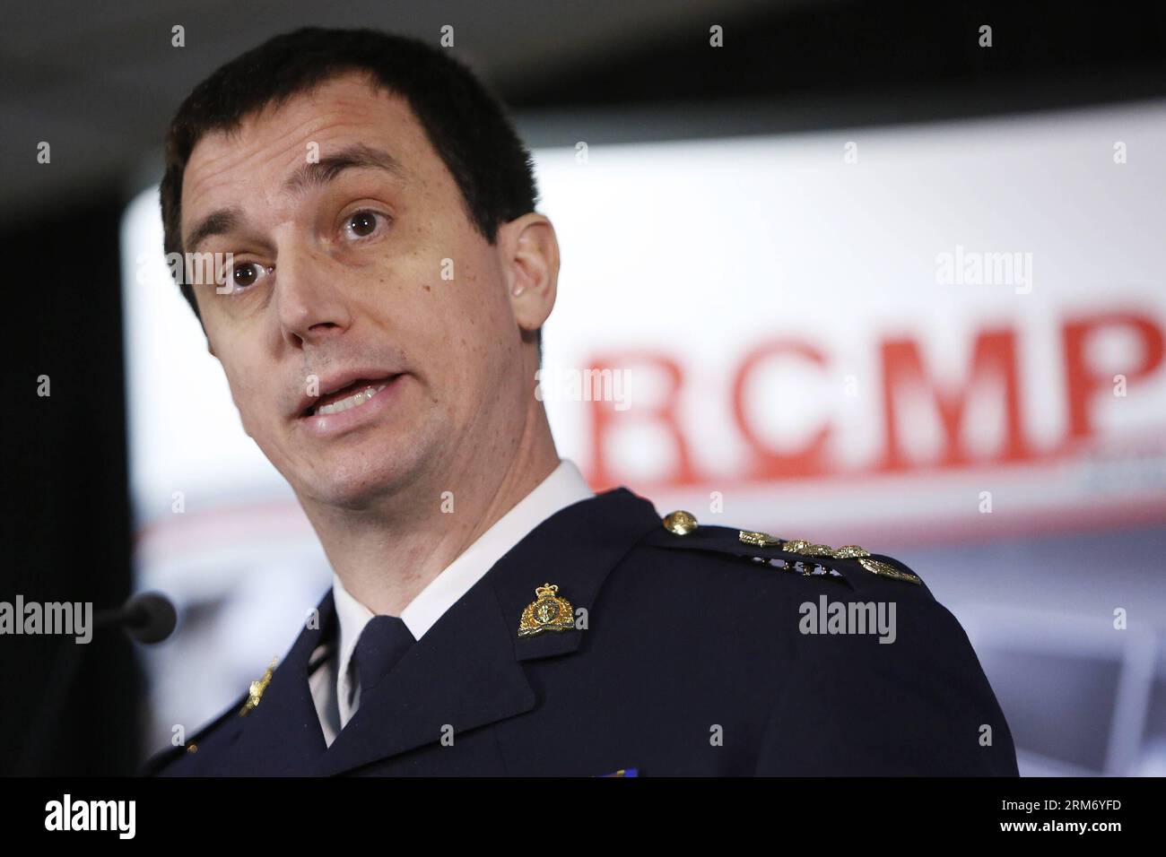 OTTAWA, 4 febbraio 2014 (Xinhua) -- il Commissario a cavallo della Royal Canadian Mounted Police (RCMP) Gilles Michaud rilascia una dichiarazione alla divisione nazionale RCMP di Ottawa, Canada, 4 febbraio 2014. La RCMP ha annunciato le accuse penali contro il senatore in pensione Mac Harb e ha sospeso il senatore Patrick Brazeau con un conteggio per violazione della fiducia e frode, l'ultimo sviluppo del cosiddetto scandalo del Senato . (Xinhua/David Kawai) CANADA-POLITICI-SENATO SPESE SCANDALO PUBLICATIONxNOTxINxCHN Ottawa 4 febbraio 2014 XINHUA Royal Canadian Mounted Police RCMP Assistente del Commissario Gilles Michaud Deliver Foto Stock