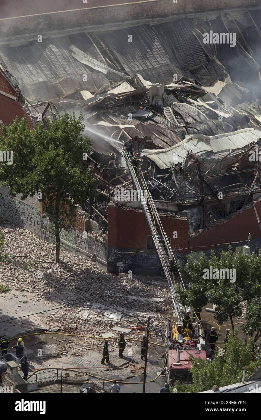 (140205) -- BUENOS AIRES, 5 febbraio 2014 (Xinhua) -- i vigili del fuoco tentano di spegnere un incendio in un magazzino a Buenos Aires, Argentina, 5 febbraio 2014. Almeno sette vigili del fuoco e soccorritori sono stati uccisi nel crollo del muro a causa dell'incendio. (Xinhua/Martin Zabala) (zw) ARGENTINA-BUENOS AIRES-FIRE PUBLICATIONxNOTxINxCHN Buenos Aires 5 febbraio 2014 i Vigili del fuoco XINHUA cercano di spegnere un incendio IN un magazzino a Buenos Aires Argentina 5 febbraio 2014 almeno sette Vigili del fuoco e soccorso sono stati UCCISI nel crollo del muro a causa dell'incendio XINHUA Martin Zabala ZW Argentina Buenos Aires Fire PUBLICATIONxNOTxINxCHN Foto Stock