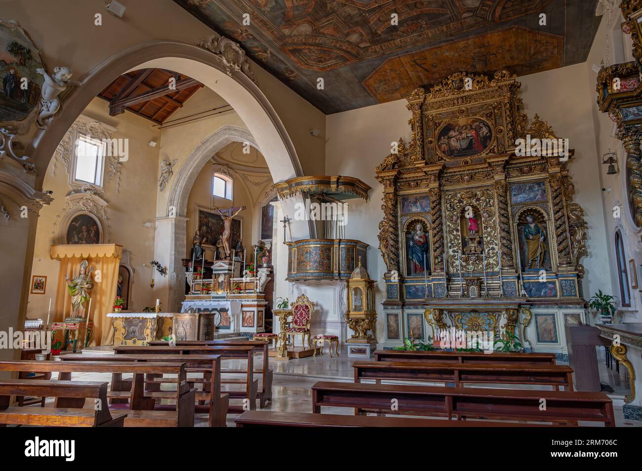 La Chiesa di Sant'Emidio ad Agnone è una splendida testimonianza dell'arte scultorea algnonese del XIV secolo Foto Stock