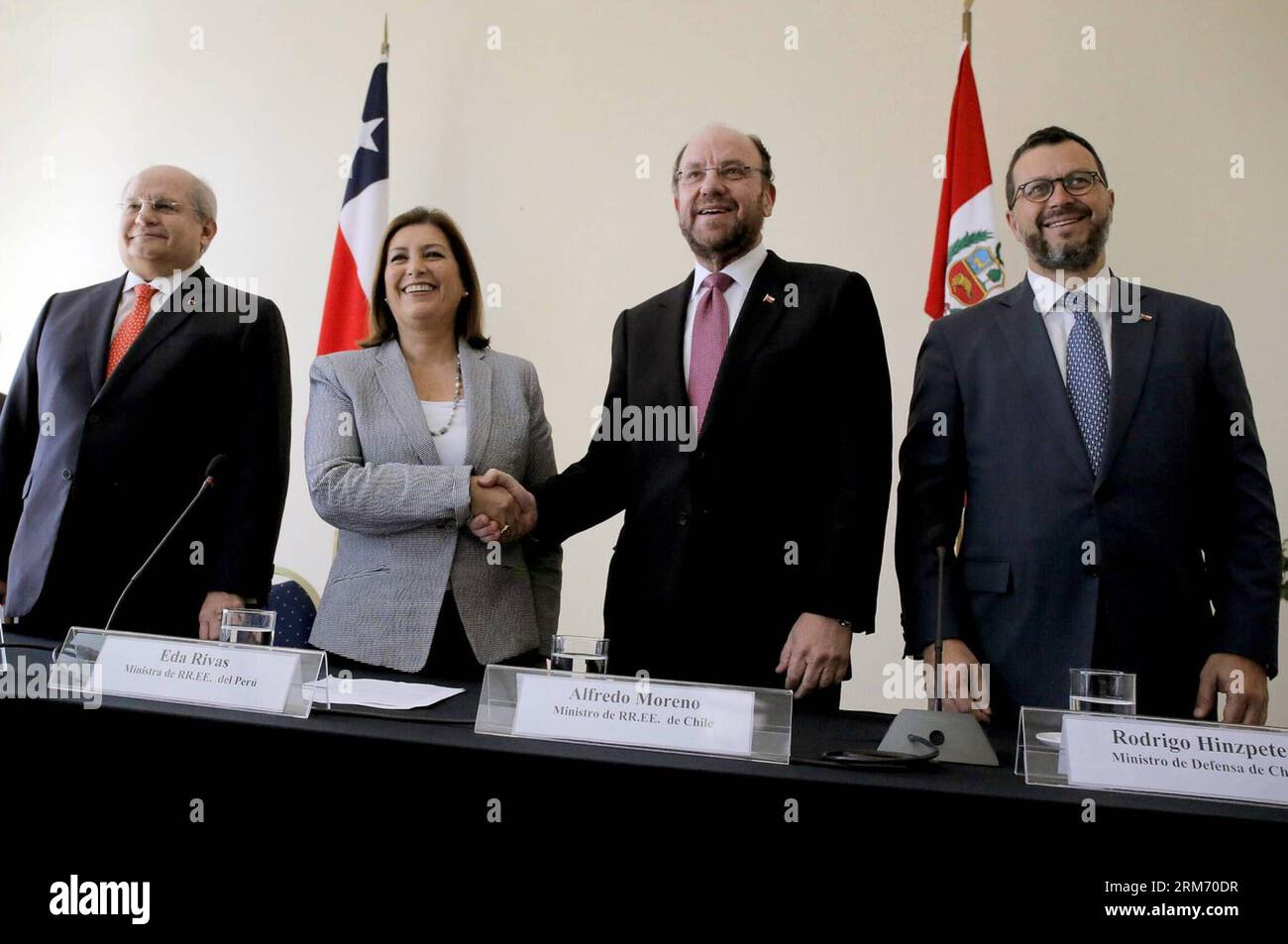 (130207) -- SANTIAGO, 7 febbraio 2014 (Xinhua) -- il ministro degli Esteri cileno Alfredo Moreno (2° R) e il ministro degli Esteri peruviano Eda Rivas (2° L) si stringono la mano durante il loro 2+2 incontro presso la sede del ministero degli Esteri cileno a Santiago, in Cile, 6 febbraio 2014. La riunione si è svolta per rivedere l'ordine del giorno per la cooperazione e le condizioni di accordo al fine di far rispettare la sentenza della Corte internazionale di giustizia per stabilire la controversia sulle frontiere marittime tra i due paesi, secondo la stampa locale. (Xinhua/ANDINA)(ctt) CILE-SANTIAGO-PERÙ-POLITICS-MEETING PUBLICATIONxNOTxINxCHN Santiago 7 febbraio 2 Foto Stock