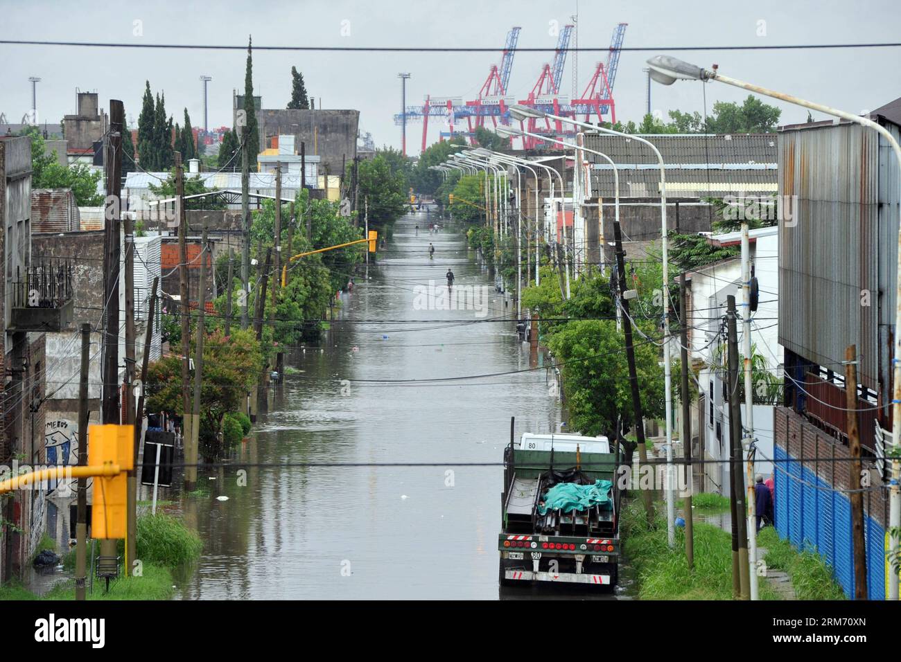 Una strada allagata si vede a Buenos Aires, capitale dell'Argentina, il 7 febbraio 2014. Le calamità di venerdì mattina a Buenos Aires hanno inondato le aree dei comuni di la Plata ed Ensenada e causato l'evacuazione di persone nella cittadina di Berisso, secondo la stampa locale. (Xinhua/Leonardo Zavattaro/TELAM) (rt) ARGENTINA-BUENOS AIRES-AMBIENTE-CLIMA PUBLICATIONxNOTxINxCHN una via allagata È Laghi a Buenos Aires capitale della città Argentina IL 7 febbraio 2014 da venerdì mattina a Buenos Aires hanno inondato le aree dei comuni di la Plata e Ensenada e CAUSATO L'evacuazione Foto Stock