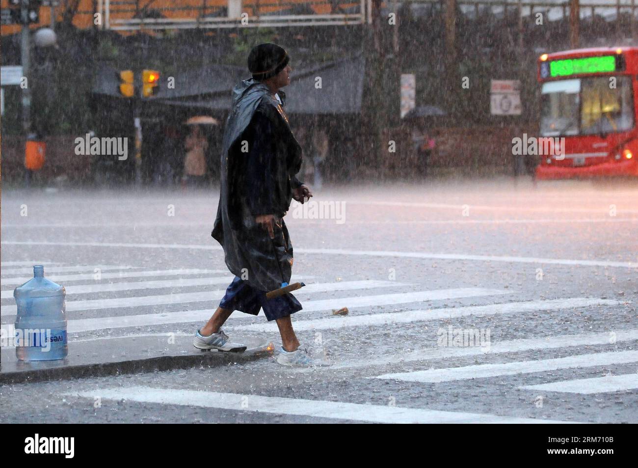Un uomo cammina sotto la pioggia in una strada a Buenos Aires, capitale dell'Argentina, il 7 febbraio 2014. Le calamità di venerdì mattina a Buenos Aires hanno inondato le aree dei comuni di la Plata ed Ensenada e causato l'evacuazione di persone nella cittadina di Berisso, secondo la stampa locale. (Xinhua/Leonardo Zavattaro/TELAM) (rh) (rt) ARGENTINA-BUENOS AIRES-AMBIENTE-CLIMA PUBLICATIONxNOTxINxCHN un uomo cammina nella pioggia IN una strada a Buenos Aires città capitale dell'Argentina IL 7 febbraio 2014 da venerdì mattina a Buenos Aires hanno inondato le aree dei comuni di la Plata e Ensenada e C Foto Stock
