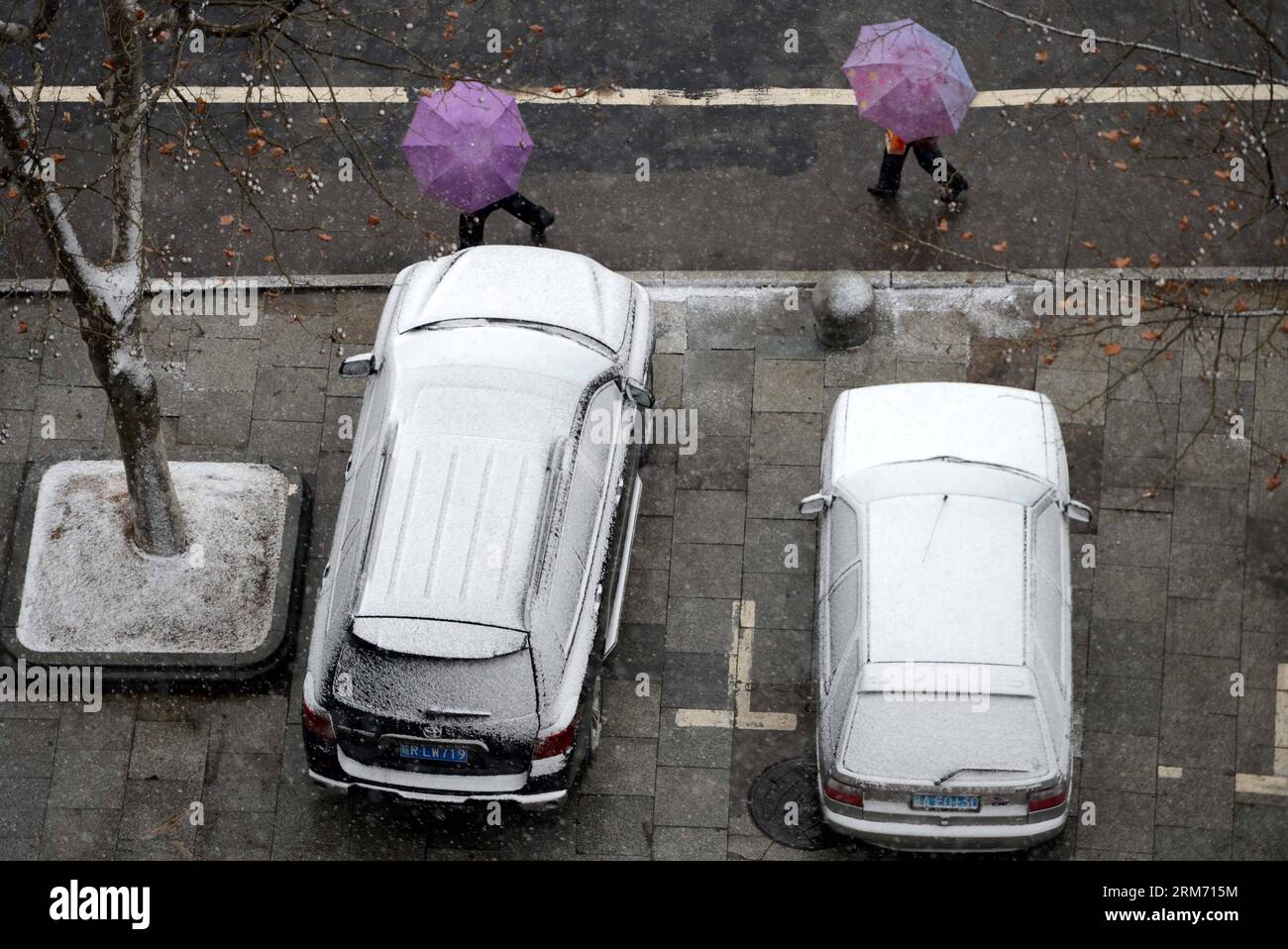 La gente cammina contro la neve in una strada nella città di Jiujiang, nella provincia di Jiangxi nella Cina orientale, 9 febbraio 2014. Gran parte del Jiangxi ha visto la prima nevicata nell'anno lunare del cavallo dalla fine di sabato. (Xinhua/Zhou KE) (cjq) CINA-JIANGXI-NEVICATE (CN) PUBLICATIONxNOTxINxCHN Celebrities Walk Against Snow ON a Street IN Jiujiang City East China S Jiangxi Province Feb 9 2014 grandi parti di Jiangxi HANNO VISTO la prima nevicata nell'anno lunare del cavallo da fine sabato XINHUA Zhou KE China Jiangxi nevicate CN PUBLICATIONCHN Foto Stock