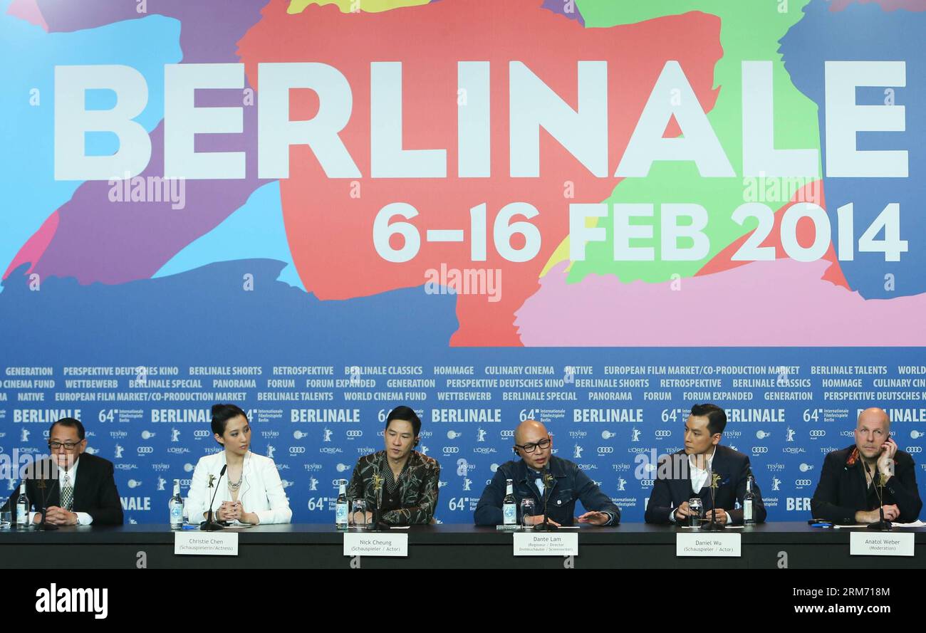 (L-R) il presidente del gruppo Emperor Albert Yeung, l'attrice Christie Chen, l'attore Nick Cheung, il regista Dante Lam e l'attore Daniel Wu partecipano a una conferenza stampa per promuovere il film That Demon Within al 64° Berlinale International Film Festival di Berlino, in Germania, l'8 febbraio 2013. (Xinhua/Zhang fan) GERMANIA-BERLINO-FILM FESTIVAL-QUEL DEMONE ALL'INTERNO DI PUBLICATIONxNOTxINxCHN l r Presidente del gruppo Imperatore Albert Yeung attrice Christie Chen attore Nick Cheung regista Dante LAM e attore Daniel Wu partecipano a una conferenza stampa per promuovere il film Thatcher Demon Within al 64° Berlinale International Fil Foto Stock