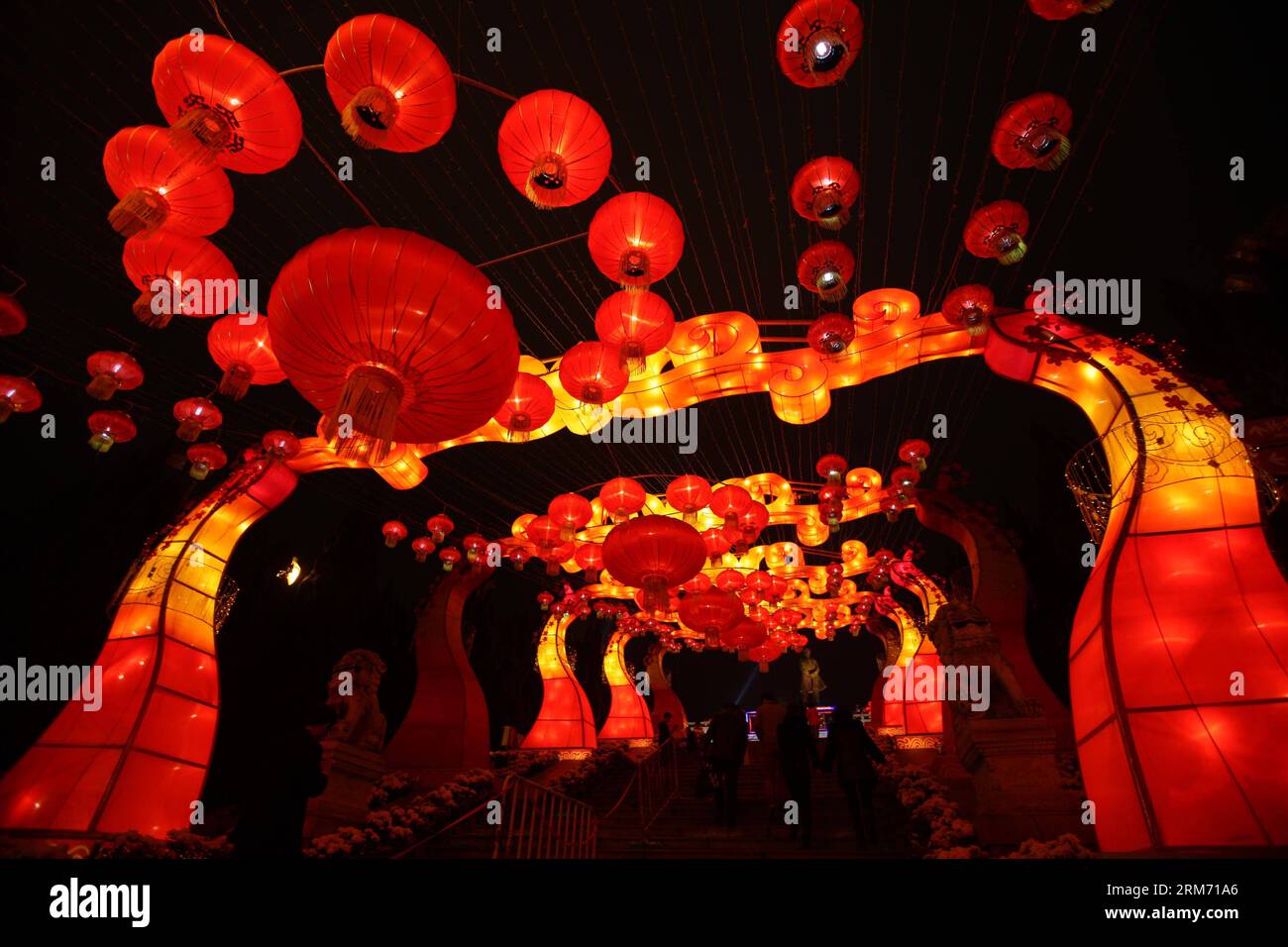 La gente visita uno spettacolo di lanterne al Sun Wen (Sun Yat-sen) Memorial Park nella città di Zhongshan, nella provincia del Guangdong della Cina meridionale, 8 febbraio 2014. Qui si è tenuto uno spettacolo di lanterne per salutare il prossimo festival delle lanterne che cade il 14 febbraio di quest'anno. (Xinhua/Zheng Huansong) (cjq) CHINA-GUANGDONG-ZHONGSHAN-LANTERN SHOW (CN) PUBLICATIONxNOTxINxCHN Celebrities visit a Lantern Show AT the Sun Wen Sun Yat Sen Memorial Park nella città di Zhong Shan nella provincia del Guangdong, nella Cina meridionale, 8 febbraio 2014 a Lantern Show What Hero here to Greet the coming Lantern Festival che cade IL 14 febbraio di quest'anno XINHUA Zheng Huansong Foto Stock