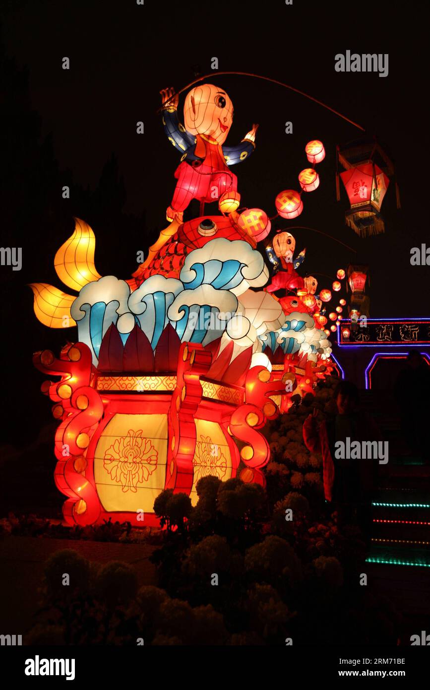 La foto scattata l'8 febbraio 2014 mostra le lanterne esposte al Sun Wen (Sun Yat-sen) Memorial Park nella città di Zhongshan, nella provincia del Guangdong della Cina meridionale, 8 febbraio 2014. Qui si è tenuto uno spettacolo di lanterne per salutare il prossimo festival delle lanterne che cade il 14 febbraio di quest'anno. (Xinhua/Zheng Huansong) (cjq) CHINA-GUANGDONG-ZHONGSHAN-LANTERN SHOW (CN) PUBLICATIONxNOTxINxCHN foto scattata L'8 febbraio 2014 mostra le lanterne esposte AL Sun Wen Sun Yat Sen Memorial Park nella città di Zhong Shan nella provincia del Guangdong, nella Cina meridionale, 8 febbraio 2014 un spettacolo di Lanterne cosa eroe qui per salutare l'imminente Festival delle Lanterne che cade Foto Stock