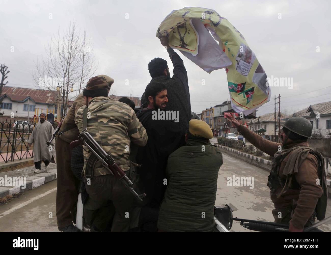 (140209) -- SRINAGAR, 9 febbraio 2014 (Xinhua) -- la polizia indiana tiene prigionieri i manifestanti durante una marcia di protesta a Srinagar, la capitale estiva del Kashmir controllato dagli indiani, 9 febbraio 2014. Le autorità domenica hanno imposto restrizioni nelle aree dominate dai musulmani del Kashmir controllato dagli indiani per prevenire proteste e scontri nel primo anniversario dell'esecuzione di Mohammed Afzal Guru condannato per attacco al parlamento indiano, hanno detto i funzionari. (Xinhua/Javed Dar) KASHMIR-SRINAGAR-PROTESTA PUBLICATIONxNOTxINxCHN Srinagar 9 febbraio 2014 manifestanti della polizia indiana di XINHUA durante una marcia di protesta a Srinagar, capitale estiva di in Foto Stock