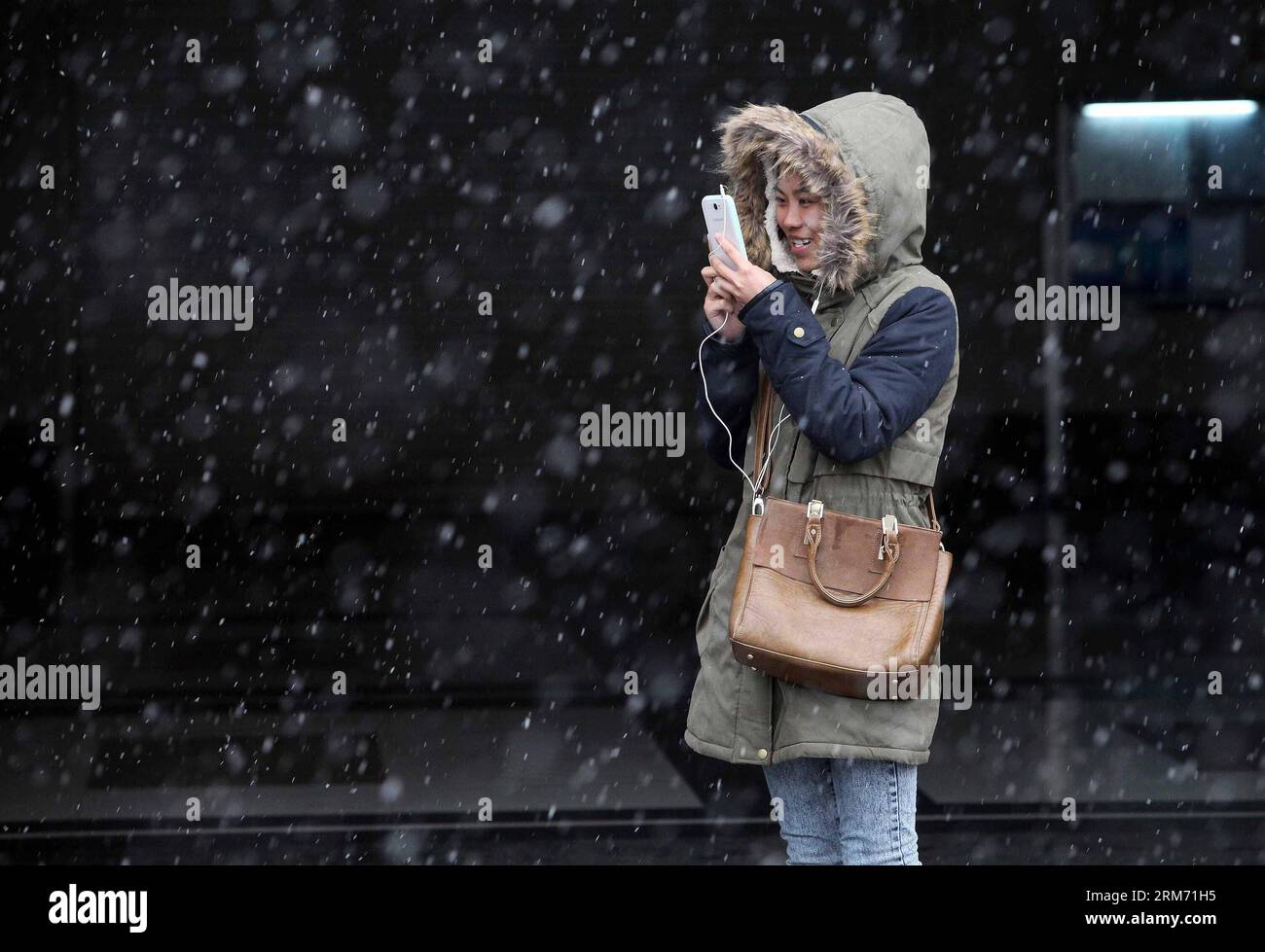 Una donna scatta foto della neve nel distretto di Songjiang, Shanghai, nella Cina orientale, 9 febbraio 2014. Shanghai ha accolto la sua prima nevicata in questo inverno domenica. (Xinhua/Cai Bin) (cjq) CINA-SHANGHAI-NEVICATE (CN) PUBLICATIONxNOTxINxCHN a Woman takes Photo of Snow in Song Jiang District East China S Shanghai Feb 9 2014 Shanghai ha salutato la sua prima nevicata in questo inverno domenica XINHUA Cai Am China Shanghai Snowfall CN PUBLICATIONxNOTxINxCHN Foto Stock