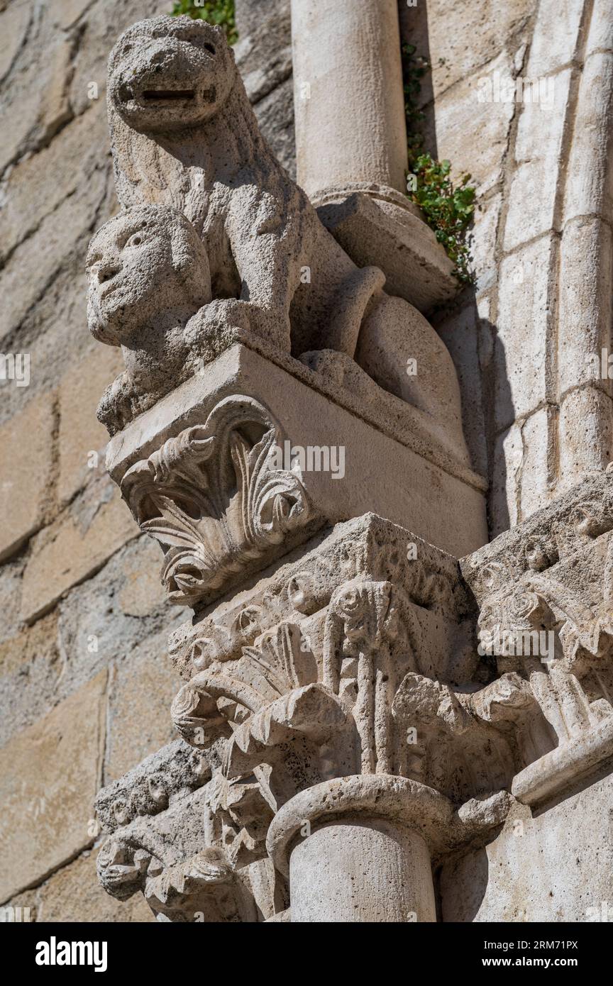La Chiesa di Sant'Emidio ad Agnone è una splendida testimonianza dell'arte scultorea algnonese del XIV secolo Foto Stock