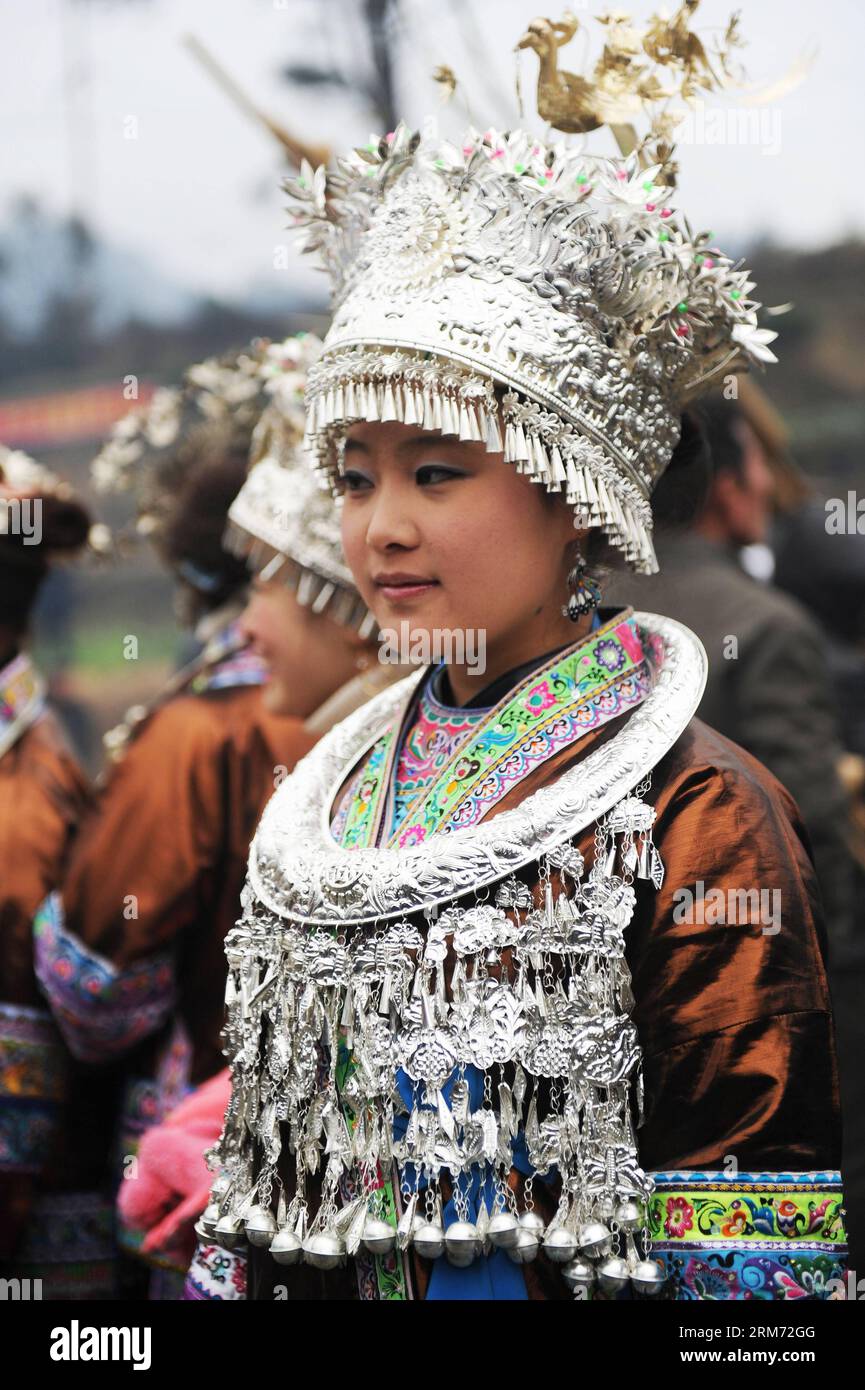 (140211) -- RONGSHUI, 10 febbraio 2014 (Xinhua) -- una donna tradizionalmente vestita del gruppo etnico Miao partecipa al Pohui , un grande evento di festa partecipato dalla gente locale per celebrare il capodanno lunare cinese, nel villaggio di Yuanbao della città di Antai, nella contea autonoma di Rongshui Miao, nella regione autonoma di Guangxi Zhuang nel sud della Cina, 10 febbraio 2014. Il Pohui , che ha una storia di oltre 100 anni, si tiene annualmente dal primo giorno al diciassettesimo giorno del primo mese del calendario lunare cinese. (Xinhua/li Bin) (lfj) CINA-GUANGXI-RONGSHUI-MIAO FESTE DI GRUPPO ETNICO (CN) PUBLICATIONxNOTxIN Foto Stock