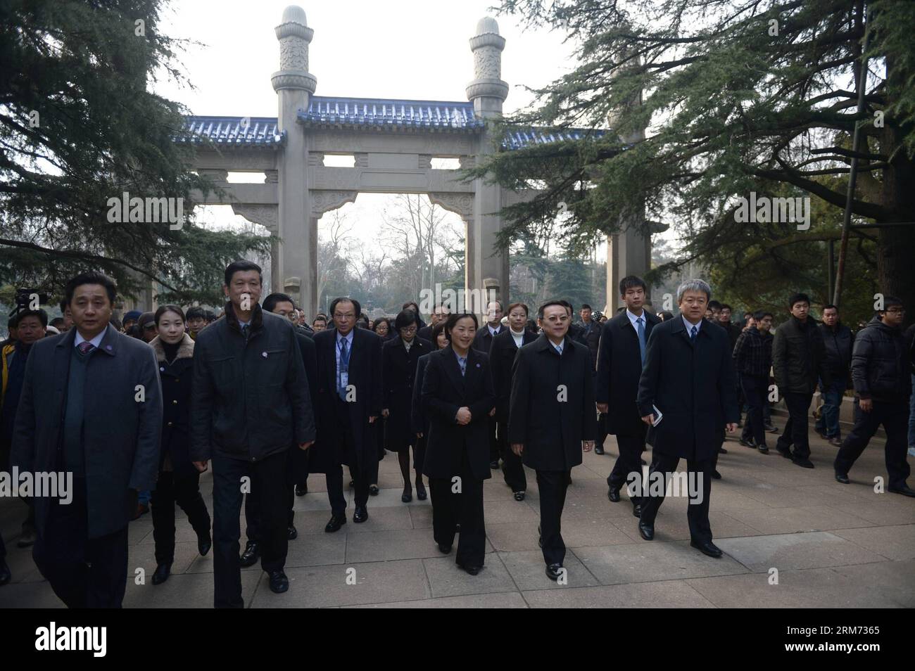 (140212) -- NANCHINO, 12 febbraio 2014 (Xinhua) -- Wang Yu-chi (2° fronte R), capo affari continentali di Taiwan, conduce la sua delegazione a visitare il mausoleo del Dr. Sun Yat-sen a Nanchino, capitale della provincia di Jiangsu della Cina orientale, 12 febbraio 2014. (Xinhua/Shen Peng) (lfj) CHINA-NANJING-WANG YU-CHI-MAINLAND VISIT (CN) PUBLICATIONxNOTxINxCHN Nanjing 12 febbraio 2014 XINHUA Wang Yu chi 2nd r Front il capo degli affari continentali DI TAIWAN conduce la sua delegazione a visitare il Mausoleo Del Dr. Sun Yat Sen a Nanjing capitale della Cina orientale, provincia del Jiangsu 12 febbraio 2014 XINHUA Shen Peng Cina Nanjing visita alla terraferma di Wang Yu chi CN PUBL Foto Stock