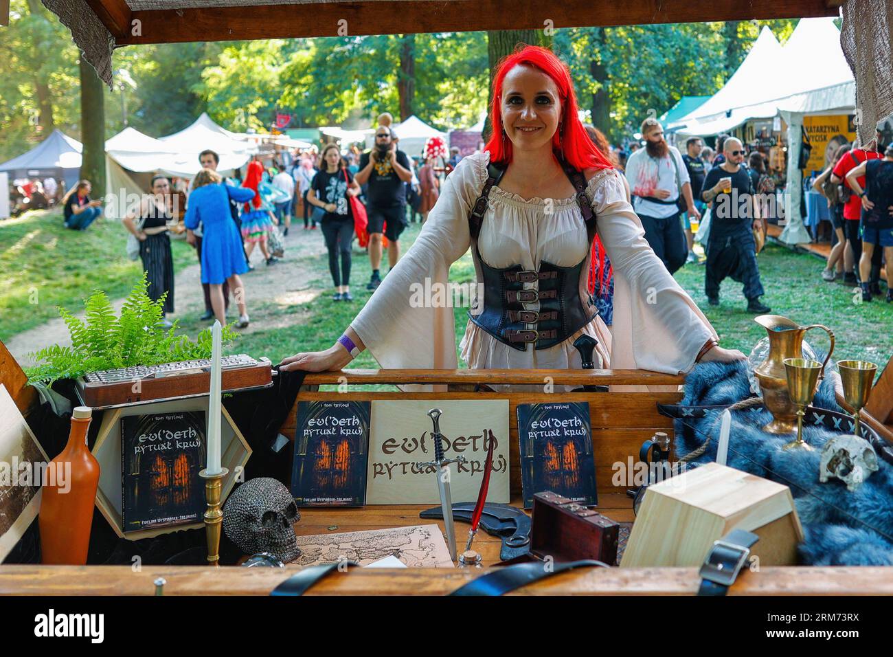 Wroclaw, Wroclaw, Polonia. 26 agosto 2023. Tradizionalmente, durante i Fantasy Days di WrocÅ‚aw, i partecipanti creano costumi incredibili, vestono i panni di eroi di mondi diversi e li portano nei mondi della fantasia. In PIC: Ewelina Wyspianska-Trojniarz, autrice del libro Ritual of Blood (Credit Image: © Krzysztof Zatycki/ZUMA Press Wire) SOLO EDITORIALE! Non per USO commerciale! Foto Stock