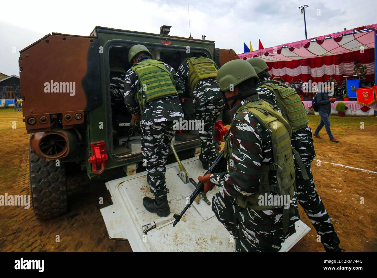 26 agosto 2023, Srinagar Kashmir, India: I soldati paramilitari indiani della Central Reserve Police Force (CRPF) intrattengono su un veicolo sofisticato durante una dimostrazione dei due ultimi veicoli introdotti dal CRPF a Lethpora a Pulwama, 20 km a sud di Srinagar. La CRPF ha introdotto veicoli per la piattaforma anfibia blindata a ruote (WhAP) e veicoli per la risposta alla situazione critica (CSRV) costruiti in India per scopi operativi nel Kashmir, comprese le situazioni di ordine pubblico e le attività militanti contrastanti. Il sofisticato veicolo WhAP è in grado di operare a terra e anche in aree paludose e ruscelli utilizzando il Foto Stock