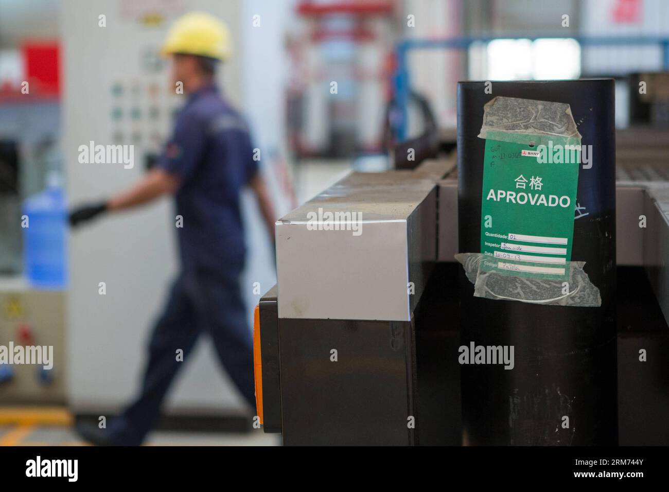 (140213) -- RIO DE JANEIRO, 13 febbraio 2014 (Xinhua) -- un dipendente lavora in uno stabilimento della multinazionale cinese Sany, azienda produttrice di macchinari pesanti, San Jose Dos Campos, Brasile, 6 febbraio 2014. Chinese Sany Group ha acquisito una comprovata esperienza in Brasile grazie alla sua strategia di localizzazione. (Xinhua/Xu Zijian) (lyx) BRASILE-CINA-SANY GROUP-LOCALIZATION PUBLICATIONxNOTxINxCHN Rio de Janeiro 13 febbraio 2014 XINHUA to Employee Works PRESSO uno stabilimento della multinazionale cinese Heavy Machinery Manufacturing Company di San Jose Dos Campos Brasile 6 febbraio 2014 il gruppo cinese ha ottenuto un track record in Brasile Foto Stock
