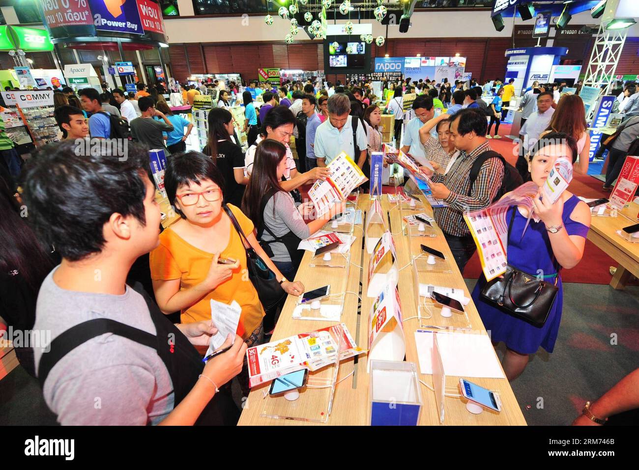 (140213) -- BANGKOK, 13 febbraio 2014 (Xinhua) -- People visit Thailand Mobile Expo 2014 tenutosi fino al 15 febbraio al Queen Sirikit National Convention Center di Bangkok, Thailandia, 13 febbraio 2014. (Xinhua/Rachen Sageamsak) THAILAND-BANGKOK-MOBILE EXPO 2014 PUBLICATIONxNOTxINxCHN Bangkok 13 febbraio 2014 le celebrità di XINHUA visitano il paese tailandese Mobile EXPO 2014 Hero fino al 15 febbraio AL Queen Sirikit National Convention Center di Bangkok Thai Country 13 febbraio 2014 XINHUA Throat sageamsak Thai Country Bangkok Mobile EXPO 2014 PUBLICATIONxNOTxINCHN Foto Stock