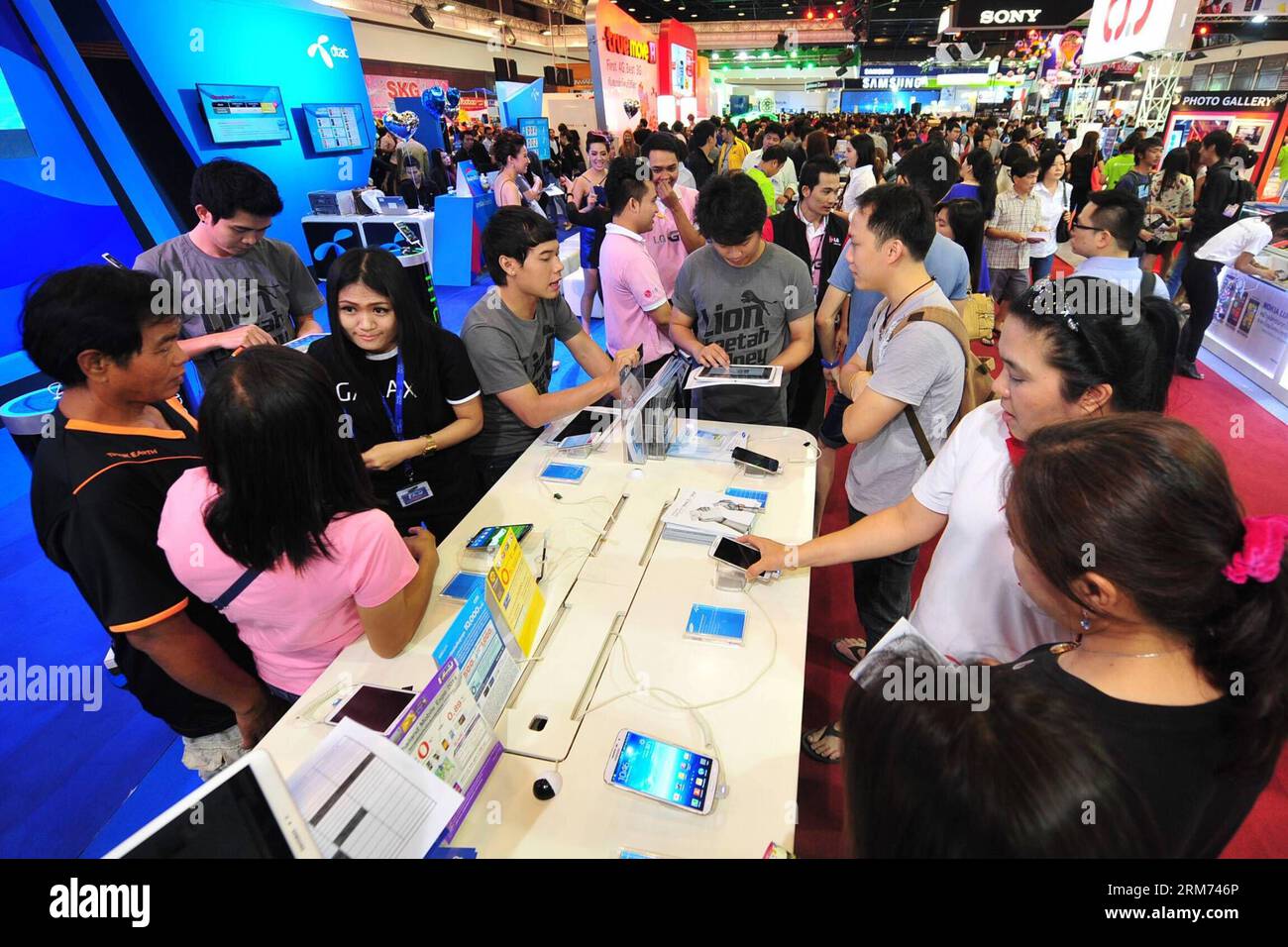 (140213) -- BANGKOK, 13 febbraio 2014 (Xinhua) -- People visit Thailand Mobile Expo 2014 tenutosi fino al 15 febbraio al Queen Sirikit National Convention Center di Bangkok, Thailandia, 13 febbraio 2014. (Xinhua/Rachen Sageamsak) THAILAND-BANGKOK-MOBILE EXPO 2014 PUBLICATIONxNOTxINxCHN Bangkok 13 febbraio 2014 le celebrità di XINHUA visitano il paese tailandese Mobile EXPO 2014 Hero fino al 15 febbraio AL Queen Sirikit National Convention Center di Bangkok Thai Country 13 febbraio 2014 XINHUA Throat sageamsak Thai Country Bangkok Mobile EXPO 2014 PUBLICATIONxNOTxINCHN Foto Stock