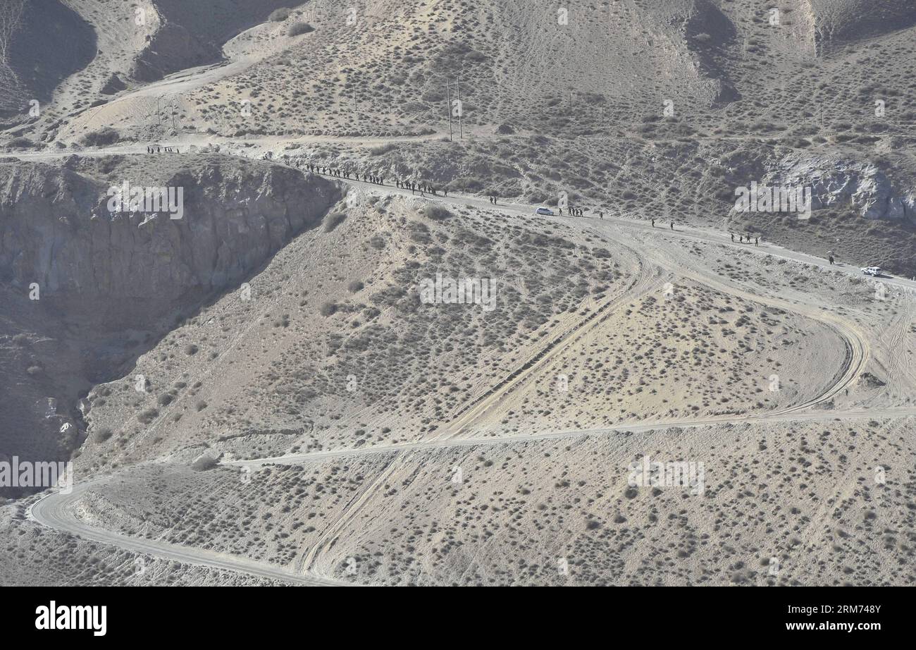 (140213) -- YUTIAN, 13 febbraio 2014 (Xinhua) -- questa foto dall'alto scattata da un elicottero il 13 febbraio 2014 mostra le persone che vanno all'epicentro del terremoto nella contea di Yutian, nella regione autonoma di Xinjiang Uygur della Cina nord-occidentale. Un terremoto di magnitudo 7,3 che ha colpito la regione occidentale della Cina, lo Xinjiang, mercoledì pomeriggio, ha colpito più di 7.800 persone, senza che siano state riportate vittime. (Xinhua/Jiang Wenyao) (zwx) CHINA-XINJIANG-QUAKE-EPICENTRO-BIRD EYE VIEW(CN) PUBLICATIONxNOTxINxCHN Yutian Feb 13 2014 XINHUA questa foto Bird Eye View scattata da un elicottero IL 13 febbraio 201 Foto Stock