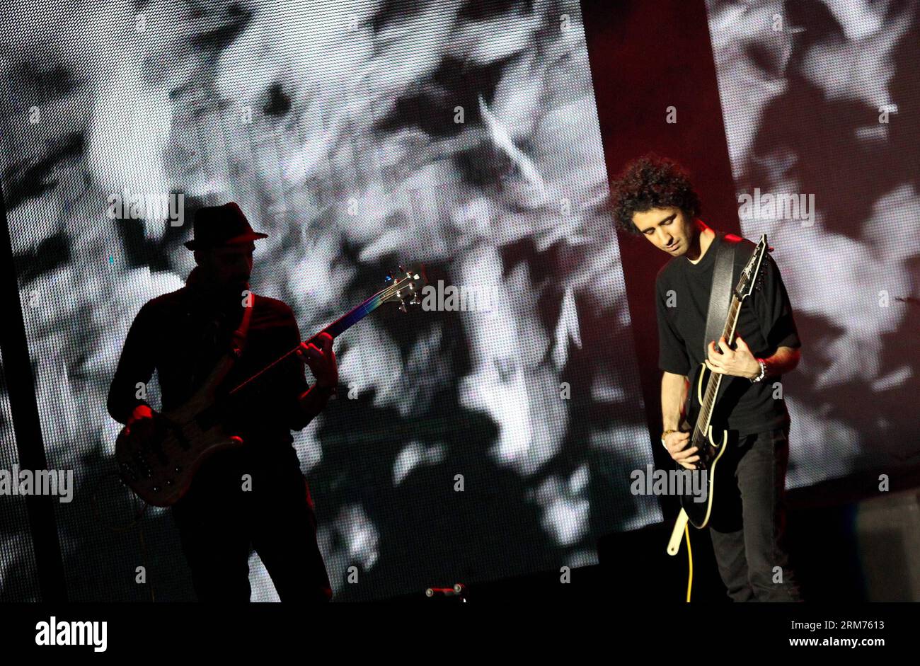 Musicisti iraniani si esibiscono durante un concerto al 29° Fadjr International Music Festival a Teheran, Iran, 14 febbraio 2014. I concerti si tengono a Teheran e in altre grandi città durante il festival di sei giorni. (Xinhua/Ahmad Halabisaz) (djj) IRAN-TEHERAN-MUSIC FESTIVAL PUBLICATIONxNOTxINxCHN i musicisti iraniani si esibiscono durante un concerto AL 29° Fadjr International Music Festival a TEHERAN Iran 14 febbraio 2014 i concerti sono eroi a TEHERAN e in altre grandi CITTÀ durante il Festival dei sei giorni XINHUA Ahmad Halabisaz Iran TEHERAN Music Festival PUBLICAXINTIXNOTXNCHN Foto Stock