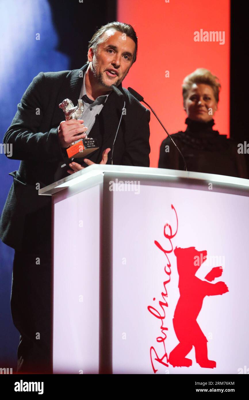 Il regista statunitense Richard Linklater L riceve l'Orso d'argento come miglior regista per la Boyhood durante la cerimonia di premiazione al 64° Berlinale International Film Festival di Berlino, 15 febbraio 2014. Xinhua/Zhang fan GERMANY-BERLIN-BERLINALE-FILM FESTIVAL-AWARDS PUBLICATIONxNOTxINxCHN Foto Stock