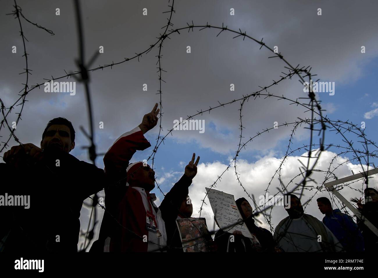(140216) -- CAIRO, 16 febbraio 2014 (Xinhua) -- i sostenitori militari gridano slogan davanti all'Accademia di polizia del Cairo al Cairo, Egitto, 16 febbraio 2014. Un tribunale del Cairo ha aggiornato domenica il processo all'ex presidente egiziano Mohamed Morsi per accuse di spionaggio al 23 febbraio, ha riferito l'agenzia di stampa ufficiale MENA. (Xinhua/cui Xinyu) (djj) EGITTO-CAIRO-MORSI-TRIAL PUBLICATIONxNOTxINxCHN Cairo 16 febbraio 2014 i sostenitori militari DI XINHUA gridano slogan davanti all'Accademia di polizia del Cairo in Egitto 16 febbraio 2014 una Corte del Cairo aggiornata domenica il processo dell'ex presidente egiziano Mohamed Morsi per le accuse di Foto Stock