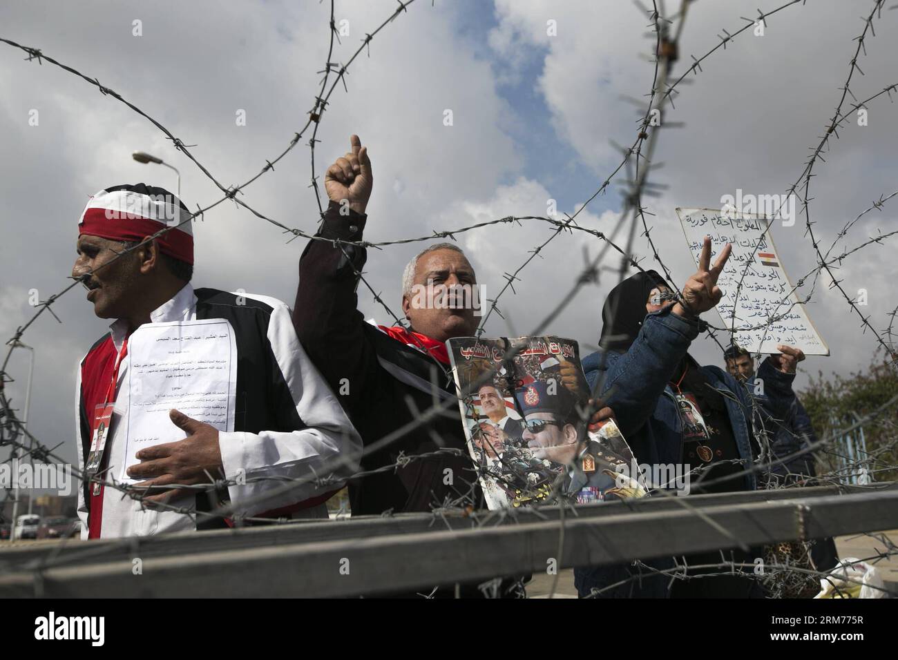 (140216) -- CAIRO, 16 febbraio 2014 (Xinhua) -- i sostenitori militari gridano slogan davanti all'Accademia di polizia del Cairo al Cairo, Egitto, 16 febbraio 2014. Un tribunale del Cairo ha aggiornato domenica il processo all'ex presidente egiziano Mohamed Morsi per accuse di spionaggio al 23 febbraio, ha riferito l'agenzia di stampa ufficiale MENA. (Xinhua/cui Xinyu) (djj) EGITTO-CAIRO-MORSI-TRIAL PUBLICATIONxNOTxINxCHN Cairo 16 febbraio 2014 i sostenitori militari DI XINHUA gridano slogan davanti all'Accademia di polizia del Cairo in Egitto 16 febbraio 2014 una Corte del Cairo aggiornata domenica il processo dell'ex presidente egiziano Mohamed Morsi per le accuse di Foto Stock
