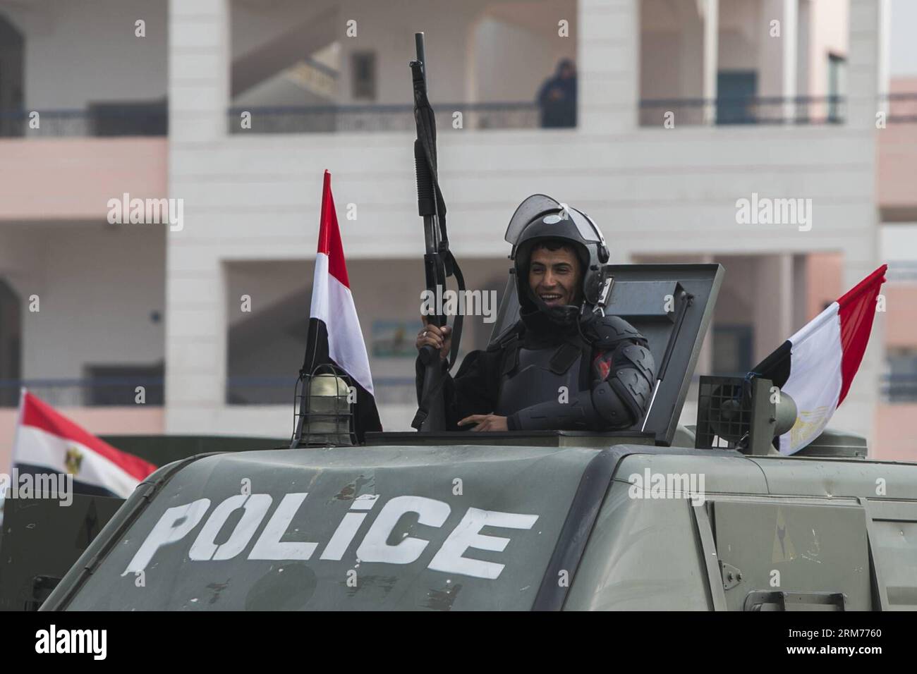 (140216) -- CAIRO, 16 febbraio 2014 (Xinhua) -- guardie di polizia di fronte all'Accademia di polizia del Cairo, in Egitto, 16 febbraio 2014. Un tribunale del Cairo ha aggiornato domenica il processo all'ex presidente egiziano Mohamed Morsi per accuse di spionaggio al 23 febbraio, ha riferito l'agenzia di stampa ufficiale MENA. (Xinhua/cui Xinyu) (djj) EGYPT-CAIRO-MORSI-TRIAL PUBLICATIONxNOTxINxCHN Cairo 16 febbraio 2014 XINHUA guardie di polizia di fronte all'Accademia di polizia del Cairo al Cairo Egitto 16 febbraio 2014 un tribunale del Cairo ha aggiornato domenica il processo dell'ex presidente egiziano Mohamed Morsi per accuse di spionaggio al 23 febbraio ufficiale Foto Stock