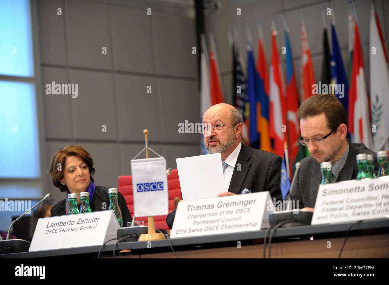 VIENNA, 17 febbraio 2014 -- Lamberto Zannier(2nd, R), Segretario generale dell'Organizzazione per la sicurezza e la cooperazione in Europa (OSCE), parla durante il Conveece of Join Forces Against Trafficking in Human Behind in Vienna, Austria, 17 febbraio 2014. Importanti funzionari europei hanno invitato i governi a una conferenza internazionale contro la tratta di esseri umani tenutasi a Vienna lunedì per intensificare la lotta contro la schiavitù moderna. (Xinhua/Qian Yi) (yc) AUSTRIA-OSCE-HUMAN TRAFFICING PUBLICATIONxNOTxINxCHN Vienna 17 febbraio 2014 Lamberto Zannier, secondo segretario generale dell'Organizzazione per la sicurezza e il Co Foto Stock