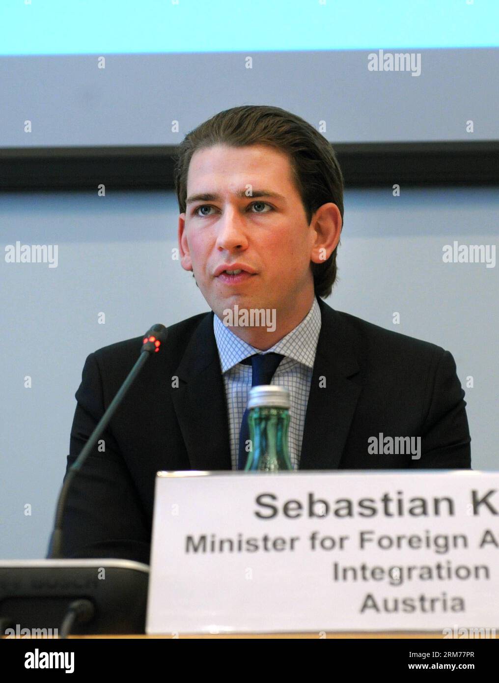 VIENNA, 17 febbraio 2014 - il ministro degli Esteri austriaco Sebastian Kurz interviene a Vienna, in Austria, 17 febbraio 2014. Importanti funzionari europei hanno invitato i governi a una conferenza internazionale contro la tratta di esseri umani tenutasi a Vienna lunedì per intensificare la lotta contro la schiavitù moderna. La conferenza, organizzata sotto la presidenza svizzera dell'Organizzazione per la sicurezza e la cooperazione in Europa (OSCE) e la presidenza austriaca del Consiglio d'Europa, sta facendo il punto del lavoro svolto da entrambe le organizzazioni. (Xinhua/Qiang Yi) (yc) A. Foto Stock