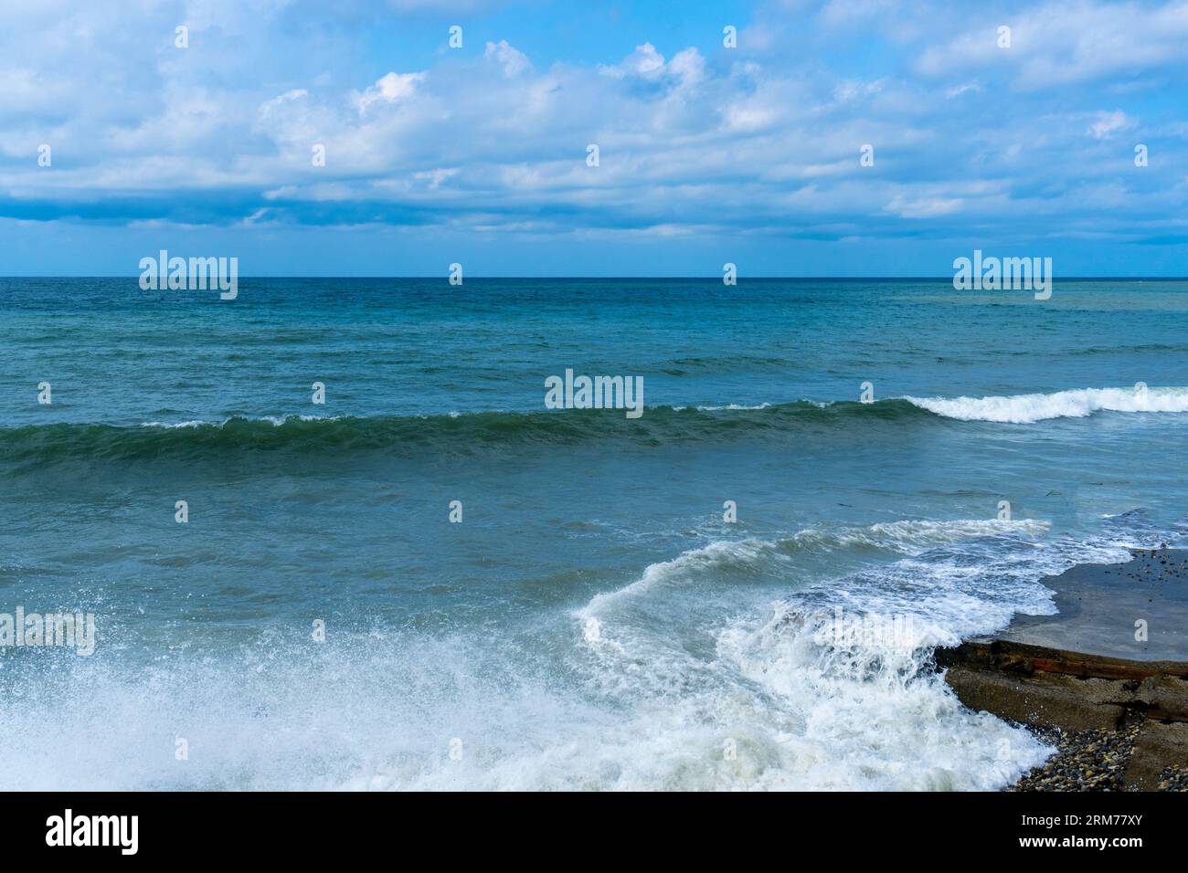 piccola tempesta sul mare, onde che colpiscono la riva Foto Stock