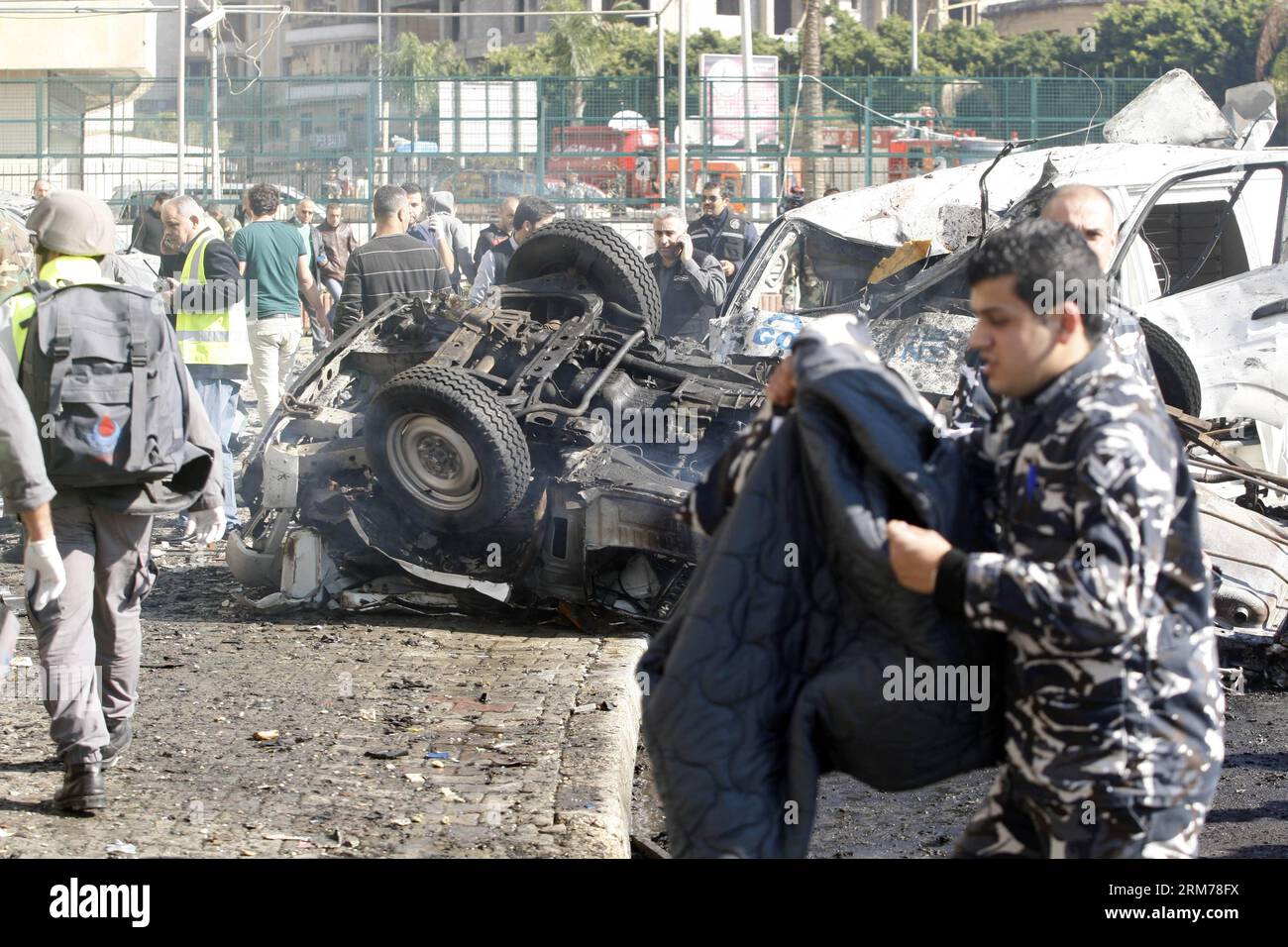 (140219) -- BEIRUT, 19 febbraio 2014 (Xinhua) -- foto scattata il 19 febbraio 2014 mostra la scena di un'esplosione suicida a Beirut, capitale del Libano. Mercoledì mattina, due colpi di suicidio hanno colpito la missione culturale iraniana nella capitale libanese di Beirut, uccidendo almeno due persone e ferendone altre 32, ha detto Aljadeed TV e testimoni oculari. Le Brigate Abdullah Azzam, un gruppo collegato ad al-Qaida, rivendicarono la responsabilità delle esplosioni gemelle. (Xinhua/Koka) LEBANON-BEIRUT-TWIN BLASTS PUBLICATIONxNOTxINxCHN Beirut 19 febbraio 2014 XINHUA foto scattata IL 19 febbraio 2014 mostra la scena di un'esplosione suicida a Beirut, California Foto Stock