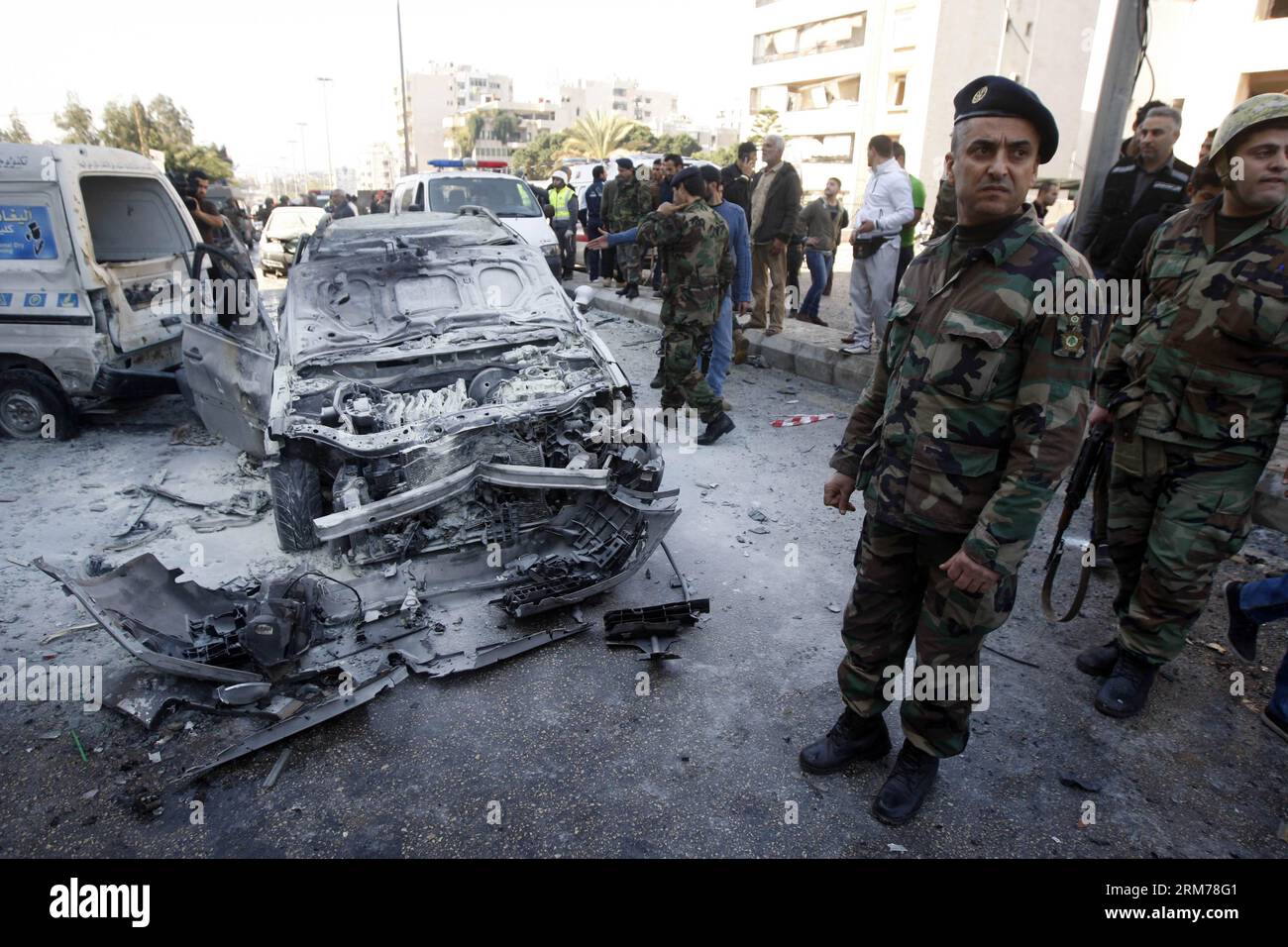 (140219) -- BEIRUT, 19 febbraio 2014 (Xinhua) -- i membri della sicurezza sono di guardia nel sito di un'esplosione suicida a Beirut, capitale del Libano. Mercoledì mattina, due colpi di suicidio hanno colpito la missione culturale iraniana nella capitale libanese di Beirut, uccidendo almeno due persone e ferendone altre 32, ha detto Aljadeed TV e testimoni oculari. Le Brigate Abdullah Azzam, un gruppo collegato ad al-Qaida, rivendicarono la responsabilità delle esplosioni gemelle. (Xinhua/Koka) LEBANON-BEIRUT-TWIN BLASTS PUBLICATIONxNOTxINxCHN Beirut 19 febbraio 2014 i membri della sicurezza di XINHUA sono di guardia PRESSO il sito di un'esplosione suicida nella capitale di Beirut Foto Stock