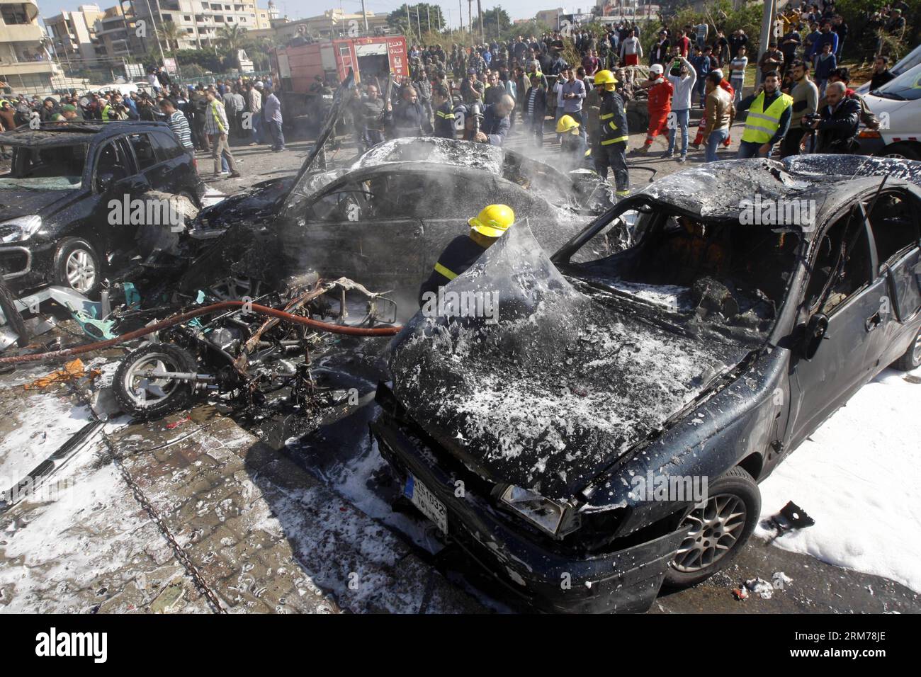 (140219) -- BEIRUT, 19 febbraio 2014 (Xinhua) -- i vigili del fuoco lavorano sul sito di un'esplosione suicida a Beirut, capitale del Libano. Mercoledì mattina, due colpi di suicidio hanno colpito la missione culturale iraniana nella capitale libanese di Beirut, uccidendo almeno due persone e ferendone altre 32, ha detto Aljadeed TV e testimoni oculari. Le Brigate Abdullah Azzam, un gruppo collegato ad al-Qaida, rivendicarono la responsabilità delle esplosioni gemelle. (Xinhua/Koka) LEBANON-BEIRUT-TWIN BLASTS PUBLICATIONxNOTxINxCHN Beirut 19 febbraio 2014 i vigili del fuoco di XINHUA lavorano PRESSO il sito di un'esplosione suicida a Beirut capitale del Libano Twin Suicid Foto Stock