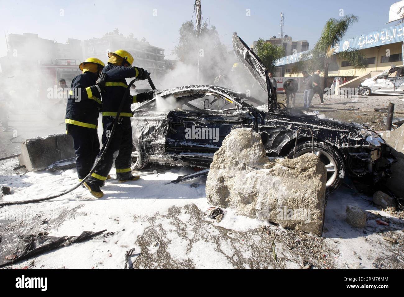 (140219) -- BEIRUT, 19 febbraio 2014 (Xinhua) -- i vigili del fuoco lavorano sul sito di un'esplosione suicida a Beirut, capitale del Libano. Mercoledì mattina, due colpi di suicidio hanno colpito la missione culturale iraniana nella capitale libanese di Beirut, uccidendo almeno due persone e ferendone altre 32, ha detto Aljadeed TV e testimoni oculari. Le Brigate Abdullah Azzam, un gruppo collegato ad al-Qaida, rivendicarono la responsabilità delle esplosioni gemelle. (Xinhua/Koka) LEBANON-BEIRUT-TWIN BLASTS PUBLICATIONxNOTxINxCHN Beirut 19 febbraio 2014 i vigili del fuoco di XINHUA lavorano PRESSO il sito di un'esplosione suicida a Beirut capitale del Libano Twin Suicid Foto Stock