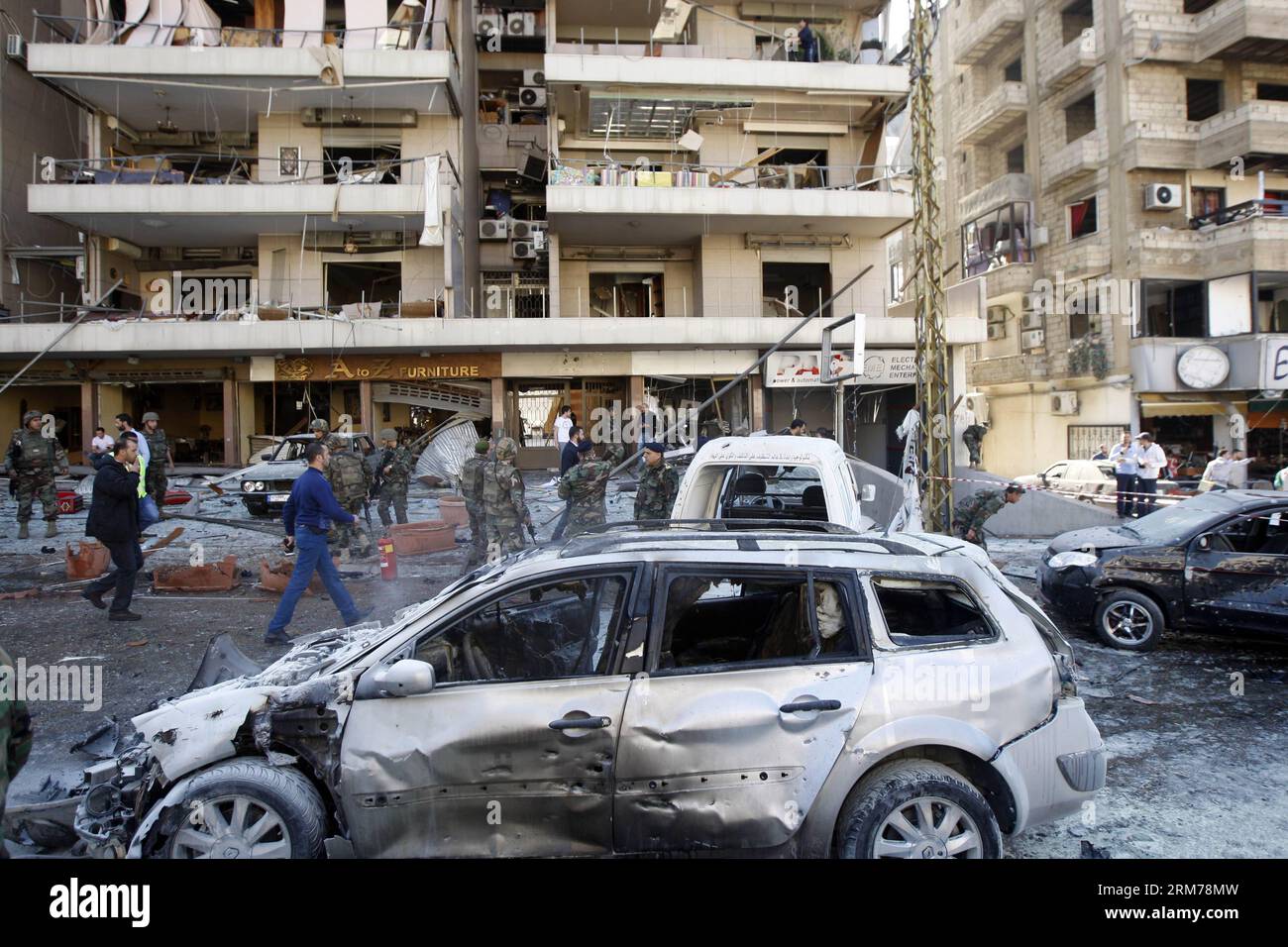(140219) -- BEIRUT, 19 febbraio 2014 (Xinhua) -- foto scattata il 19 febbraio 2014 mostra la scena di un'esplosione suicida a Beirut, capitale del Libano. Mercoledì mattina, due colpi di suicidio hanno colpito la missione culturale iraniana nella capitale libanese di Beirut, uccidendo almeno due persone e ferendone altre 32, ha detto Aljadeed TV e testimoni oculari. Le Brigate Abdullah Azzam, un gruppo collegato ad al-Qaida, rivendicarono la responsabilità delle esplosioni gemelle. (Xinhua/Koka) LEBANON-BEIRUT-TWIN BLASTS PUBLICATIONxNOTxINxCHN Beirut 19 febbraio 2014 XINHUA foto scattata IL 19 febbraio 2014 mostra la scena di un'esplosione suicida a Beirut, California Foto Stock