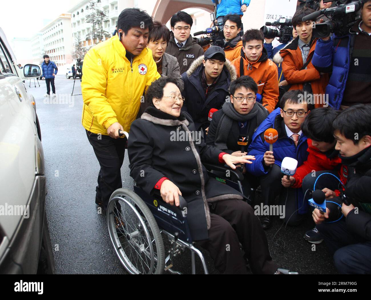 (140219) -- SOKCHO, 19 febbraio 2014 (Xinhua) -- i giornalisti intervistano una donna di 85 anni durante i preparativi di una riunione con i parenti nella Repubblica Popolare Democratica di Corea (RPDC) nella città portuale di Sokcho, Corea del Sud, 19 febbraio 2014. Circa 83 persone, per lo più anziane, accompagnate da 61 membri della famiglia, si sono riunite a Sokcho per prepararsi ad andare a Kumgang-san per incontrare i loro parenti nella RPDC. (Xinhua/Yao Qilin)(Aceria) COREA DEL SUD-SOKCHO-RIUNIRSI PER LA RIUNIONE PUBLICATIONxNOTxINxCHN Sokcho 19 febbraio 2014 XINHUA giornalisti intervista una donna di 85 anni durante i preparativi di una riunione Wi Foto Stock