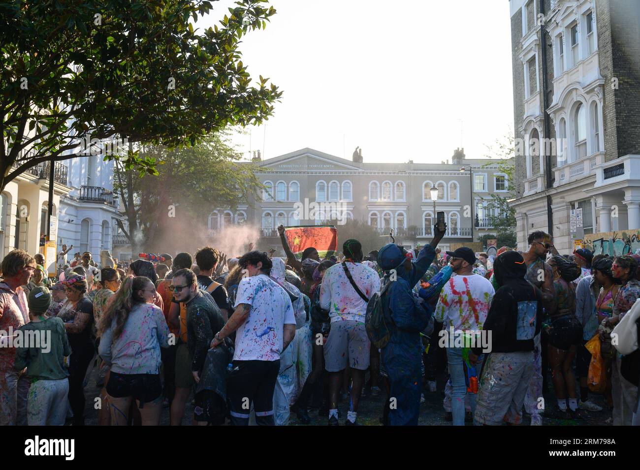 Londra, Regno Unito. 27 agosto 2023. J’ouvert o Jouvay è l’inizio del carnevale. Il nome J’ouvert deriva dal jour ouvert francese, che significa pausa diurna o mattina. Crediti: Mary-Lu Bakker/Alamy Live News Foto Stock