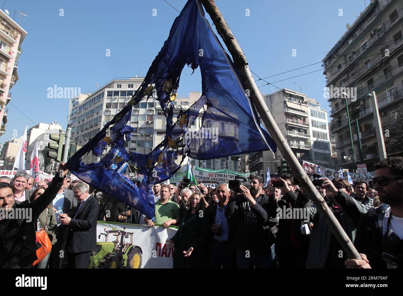 ATENE, 19 febbraio 2014 -- la gente protesta fuori dalla camera del Parlamento contro le politiche fiscali governative ad Atene, in Grecia, 19 febbraio 2014. Circa 4.000 persone, tra cui membri dei sindacati dei funzionari, hanno partecipato alla manifestazione pacifica fuori della camera del Parlamento. Il governo greco si è impegnato a continuare i tagli alla spesa e le riforme economiche in cambio di miliardi di euro di prestiti internazionali di salvataggio. (Xinhua/Marios Lolos)(ctt) GRECIA-ATENE-DIMOSTRAZIONE PUBLICATIONxNOTxINxCHN Atene 19 febbraio 2014 celebrità protestano fuori dalla camera del Parlamento contro la tassa governativa Polici Foto Stock