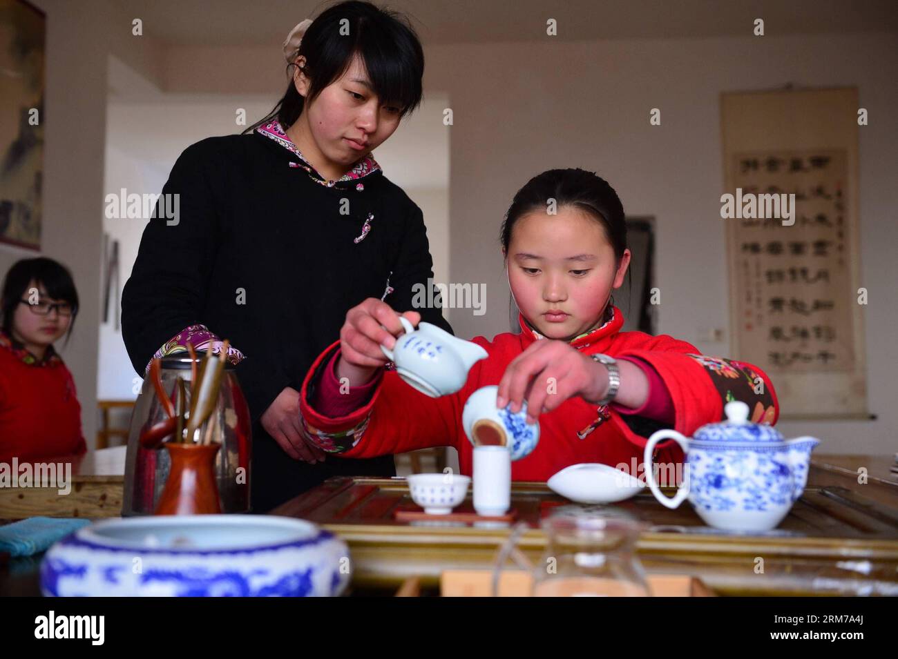 (140221) -- NANCHANG, 21 febbraio 2014 (Xinhua) -- Uno studente impara la cerimonia del tè cinese in classe presso la Yuzhang Academy di Nanchang, capitale della provincia del Jiangxi della Cina orientale, 20 febbraio 2014. L'Accademia di Yuzhang è stata una delle antiche accademie cinesi di studi classici e ha una storia di oltre mille anni. Nel 2011, l'accademia ha ricominciato ad iscrivere studenti interessati alla cultura tradizionale, nonché a coloro che sono dipendenti da Internet, stanchi di studiare e qualsiasi altro giovane che abbia bisogno di aiuto, fornendo programmi di studio tradizionali tra cui calligrafia, boxe ombra, cerimonia del tè, ecc.. (X Foto Stock