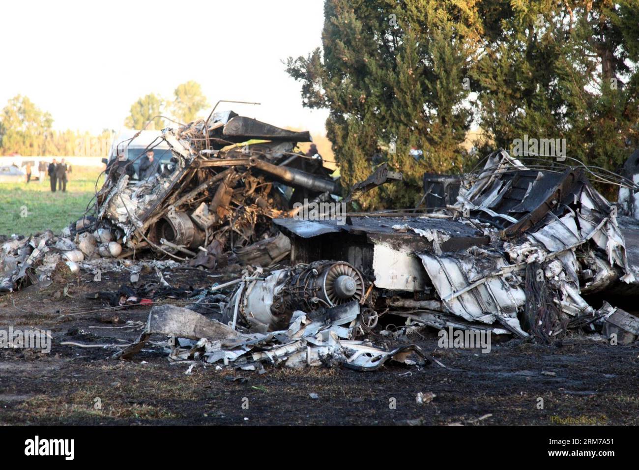 (140221) -- TUNISI, 21 febbraio 2014 (Xinhua) -- la foto scattata il 21 febbraio 2014 mostra il luogo dell'incidente di un aereo medico militare libico nella città di Grombalia, a sud della capitale Tunisi, nel governatorato di Nabeul, Tunisia. L'aereo medico militare libico si è schiantato all'inizio di venerdì in Tunisia, lasciando morte tutte le 11 persone a bordo, secondo i funzionari tunisini di emergenza. (Xinhua/Adher) (lyx) TUNISIA-GROMBALIA-LIBYAN MILITARY PLANE-CRASH PUBLICATIONxNOTxINxCHN Tunisi 21 febbraio 2014 XINHUA foto scattata IL 21 febbraio 2014 mostra il luogo di collisione di un aereo medico militare libico nella città di Grombalia a sud della capitale T. Foto Stock