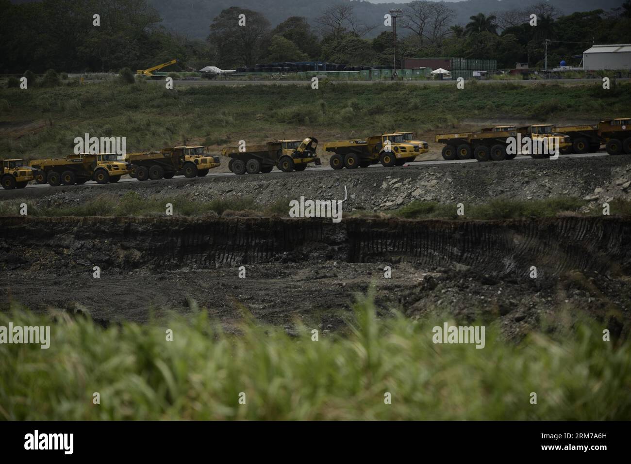 (140221) -- DUE PUNTI, 21 febbraio 2014 (Xinhua) -- i camion sono parcheggiati presso il Canale di Panama, nella provincia di Colon, circa 80 km a nord di Panama City, Panama, il 20 febbraio 2014. L'Autorità del Canale di Panama (ACP) ha annunciato mercoledì che il consorzio guidato dal contraente Grupo Unidos por el Canal (GUPC) ha ripreso i lavori per l'espansione del Canale di Panama giovedì, che è stato sospeso il 5 febbraio a causa di una controversia sui superamenti dei costi, secondo la stampa locale. (Xinhua/Mauricio Valenzuela) (ah) (sp) (zjl) PANAMA-COLON-CANAL-RESUMPTION PUBLICATIONxNOTxINxCHN Colon 21 febbraio 2014 XINHUA Trucks are Parking AT Foto Stock