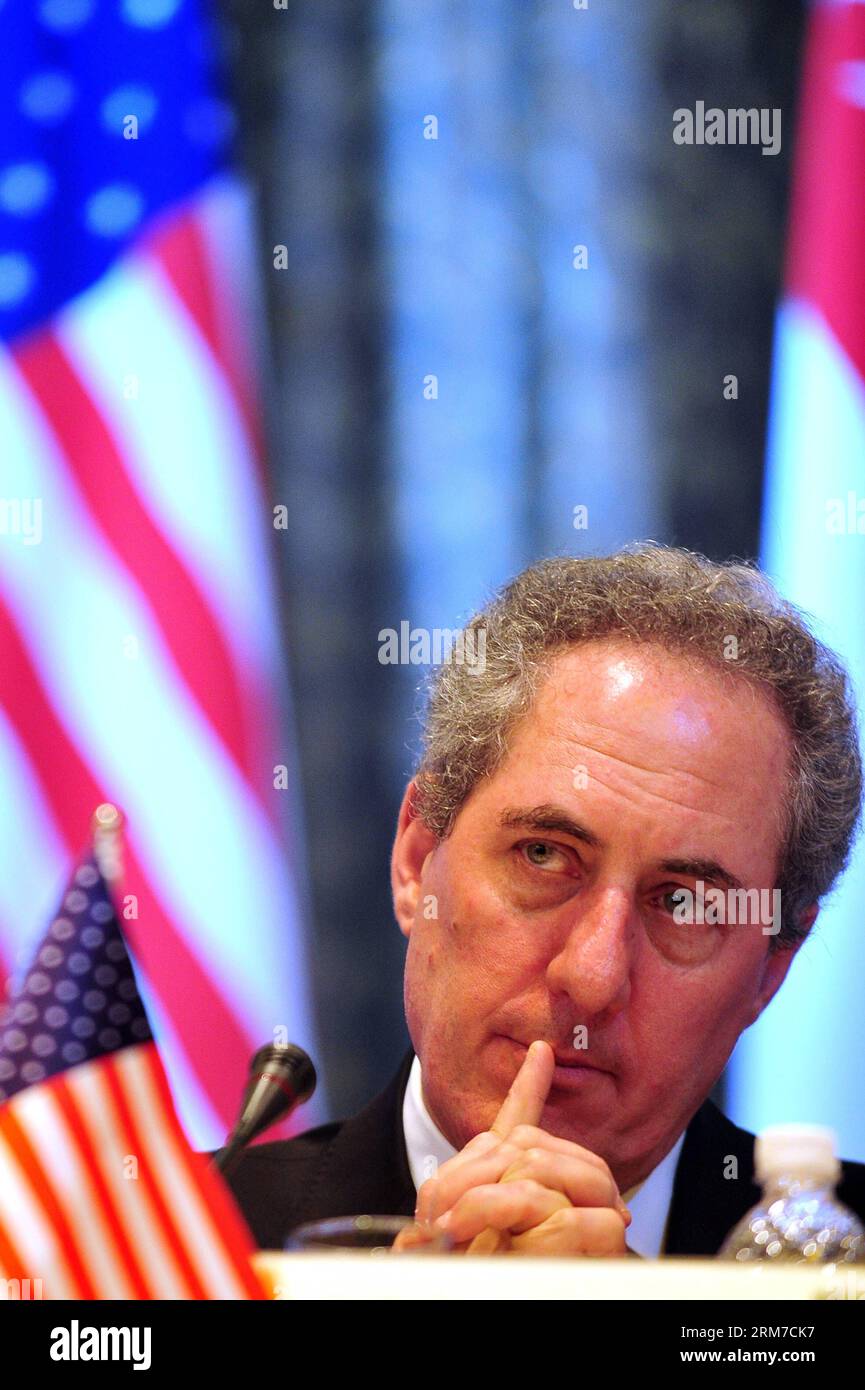 (140225) -- SINGAPORE, 25 febbraio 2014 (Xinhua) -- il rappresentante per il commercio degli Stati Uniti Michael Froman partecipa alla conferenza stampa dopo la riunione ministeriale del TPP a Singapore, 25 febbraio 2014. I ministri e i rappresentanti dei 12 paesi partecipanti agli ambiziosi ma controversi colloqui sul partenariato Trans-Pacifico (TPP) non sono riusciti a raggiungere un accordo martedì dopo quattro giorni di riunioni a Singapore, lasciando l'accesso al mercato come una delle principali lacune. (Xinhua/Then Chih Wey)(bxq) SINGAPORE-TPP PUBLICATIONxNOTxINxCHN Singapore Feb 25 2014 XINHUA U S Trade Representative Michael Froman è presente alla stampa Foto Stock